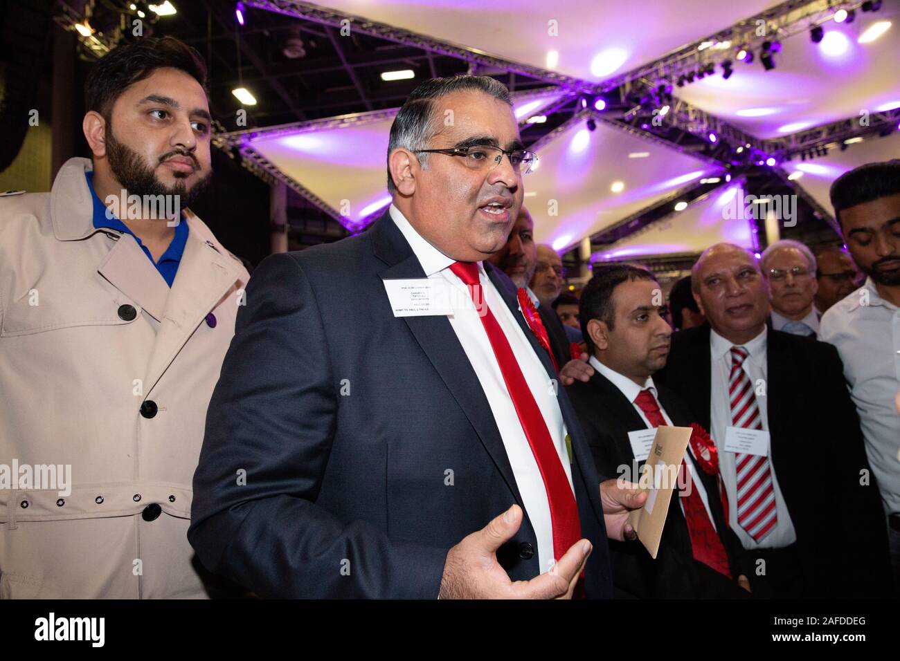 Abgebildete MP Tahir Ali nach dem Gewinn der Hall Green Birmingham Sitz am 2019 allgemeine Wahlen. Tahir ersetzt Roger den Godsiff sich als die Kandidaten. Stockfoto