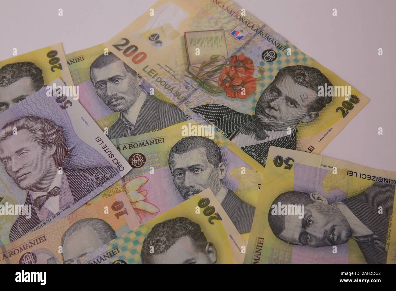Anzeigen von Bargeld Dollar, Euro, Rumänische Rechnungen in Höhe. Stockfoto