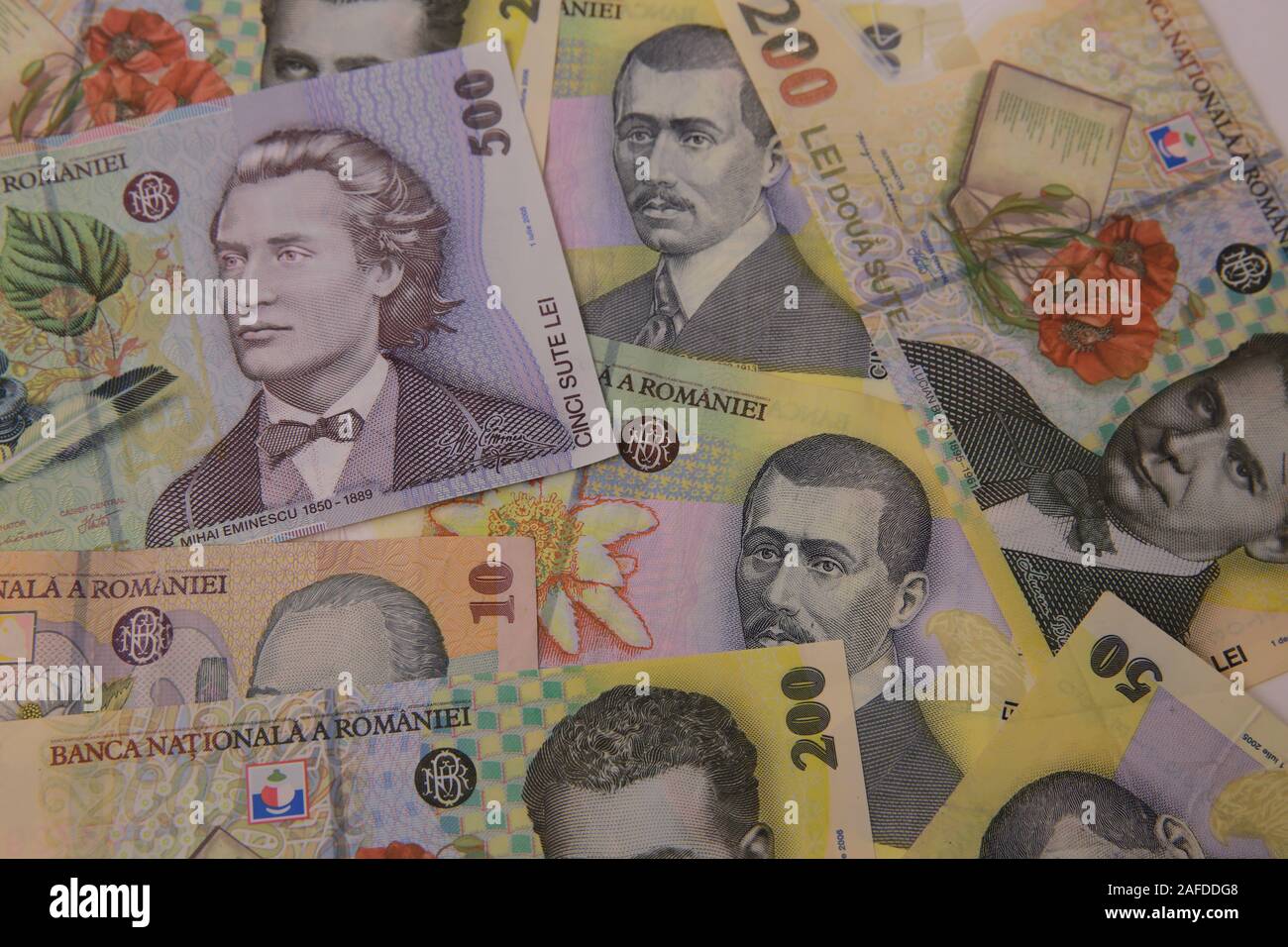 Anzeigen von Bargeld Dollar, Euro, Rumänische Rechnungen in Höhe. Stockfoto