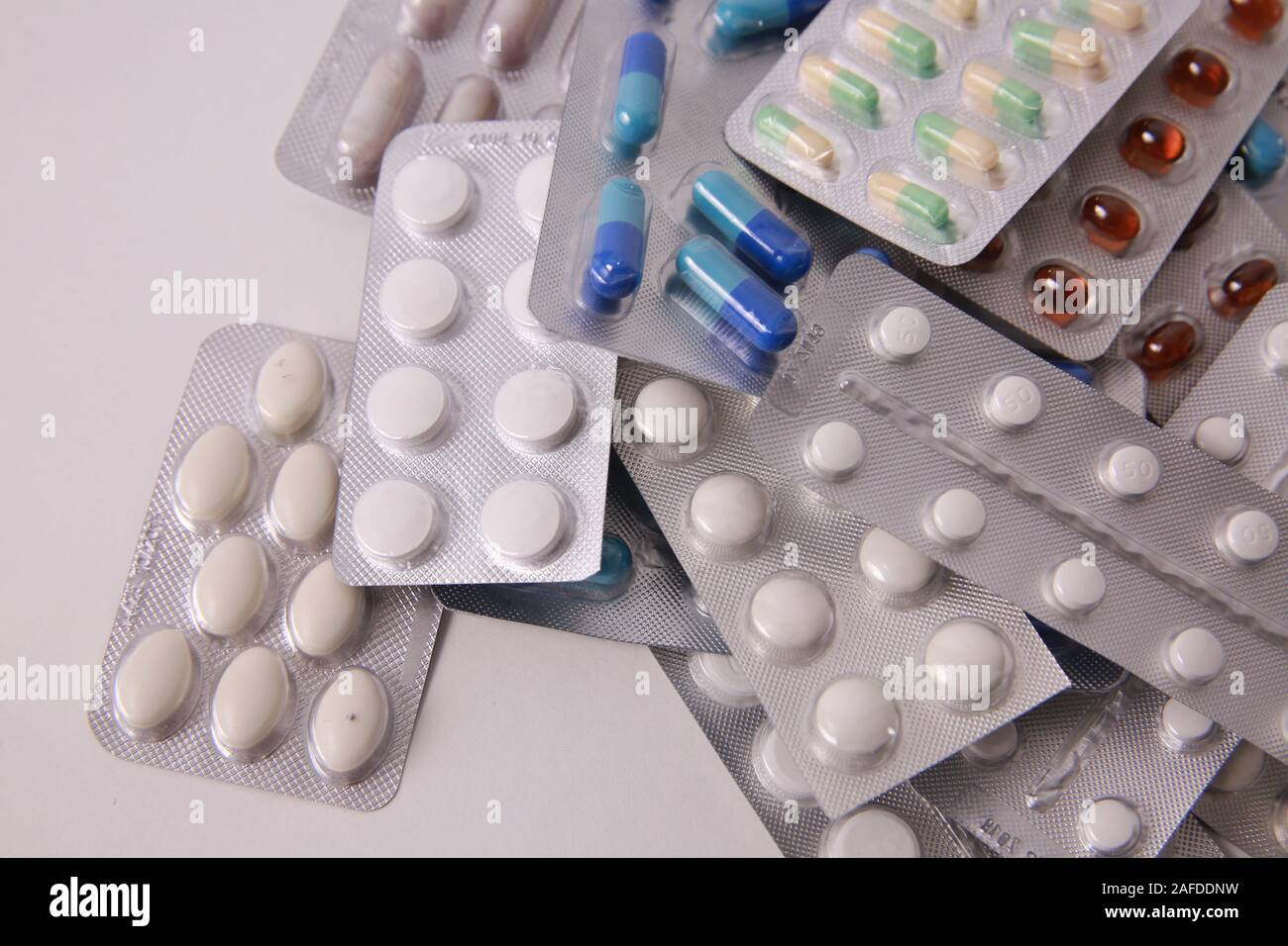 Pharmazeutische Industrie Konzept. Antibiotischen Drogewiderstand, Verordnung für medikamentöse Behandlung. Apotheke Thema, Kapsel Pillen. Stockfoto