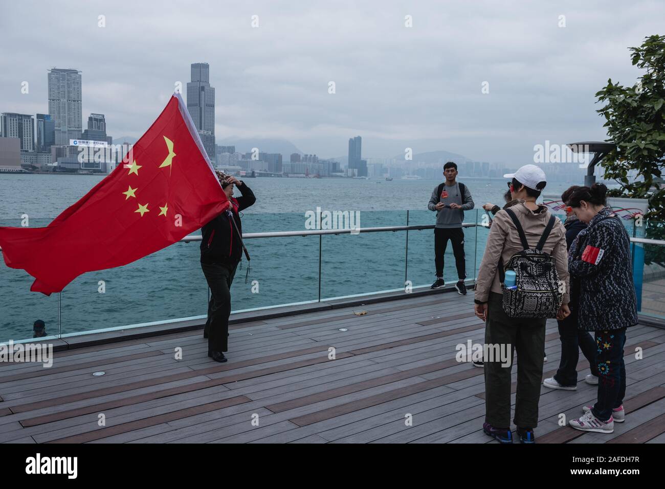 Ein pro-government Demonstrant posiert für ein Foto, während eine chinesische Flagge während der Rallye. Tausende von Regierungsnahen Demonstranten versammelt, Slogans, wave Flags zu schreien und Plakaten zur Unterstützung der Hong Kong Polizei im Umgang mit der Proteste, Hong Kong für die letzten 6 Monate gequält haben. Stockfoto