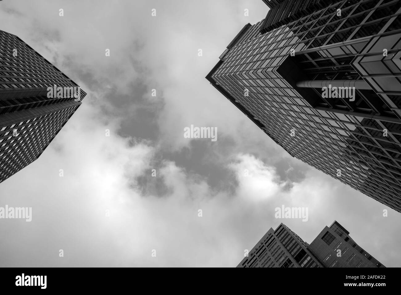Blick auf die Wolkenkratzer an der Amstelplein Amsterdam Die Niederlande 2019 in Schwarz und Weiß Stockfoto