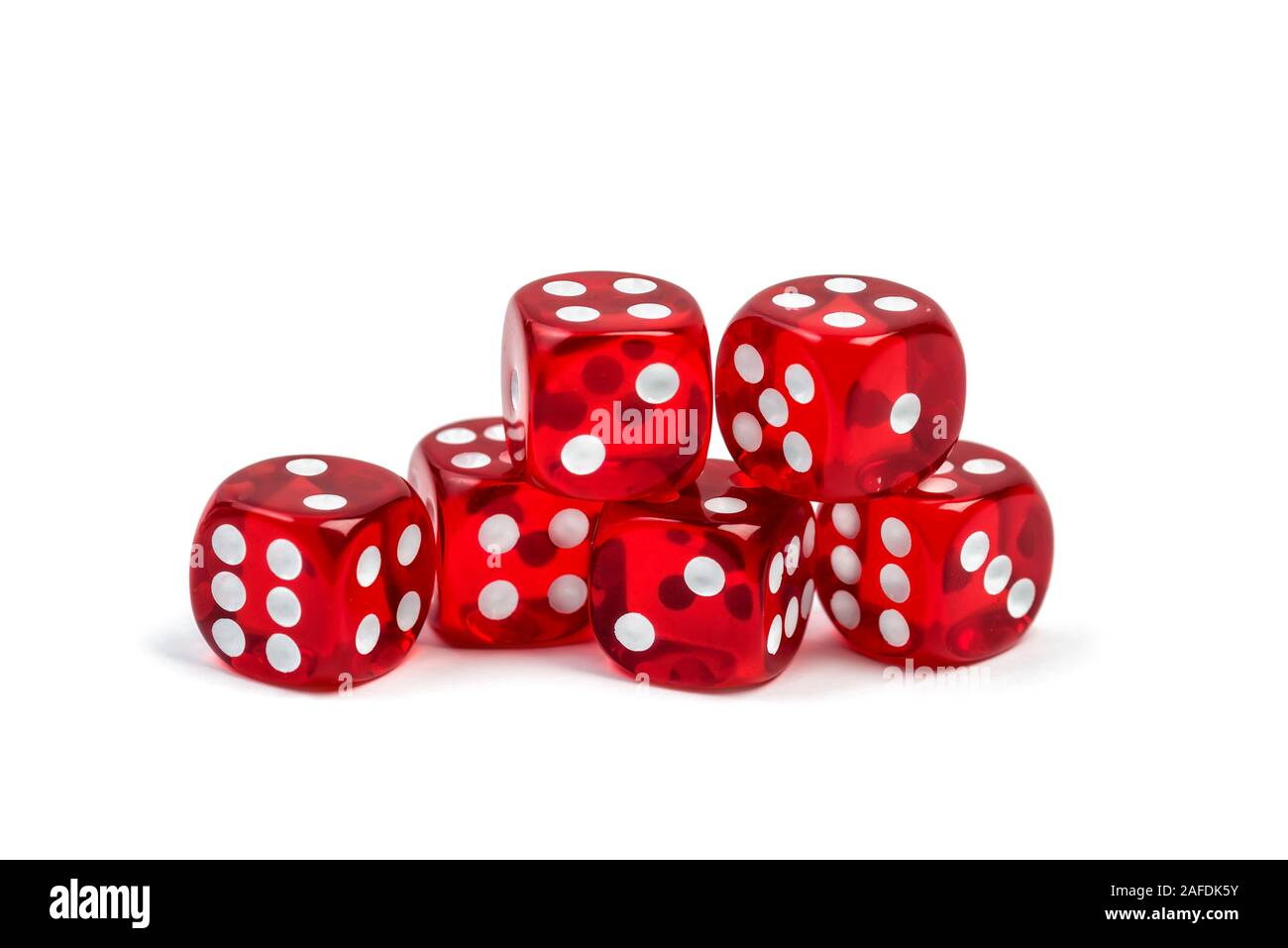 Gruppe von Red Casino Würfel auf weißem Hintergrund Stockfoto