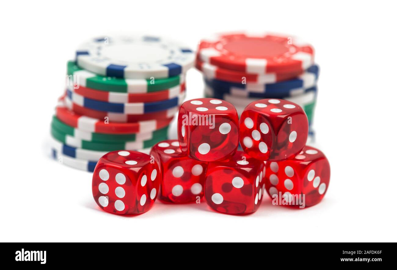 Gruppe von Red Casino Würfel und Chips auf weißem Hintergrund Stockfoto