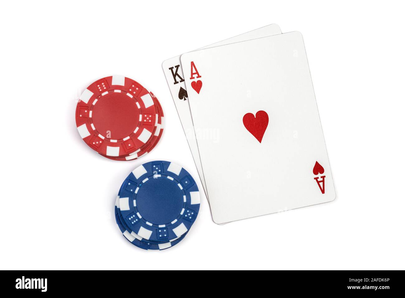 Gewinnen Blackjack Karten und casino poker chips isoliert auf weißem Stockfoto