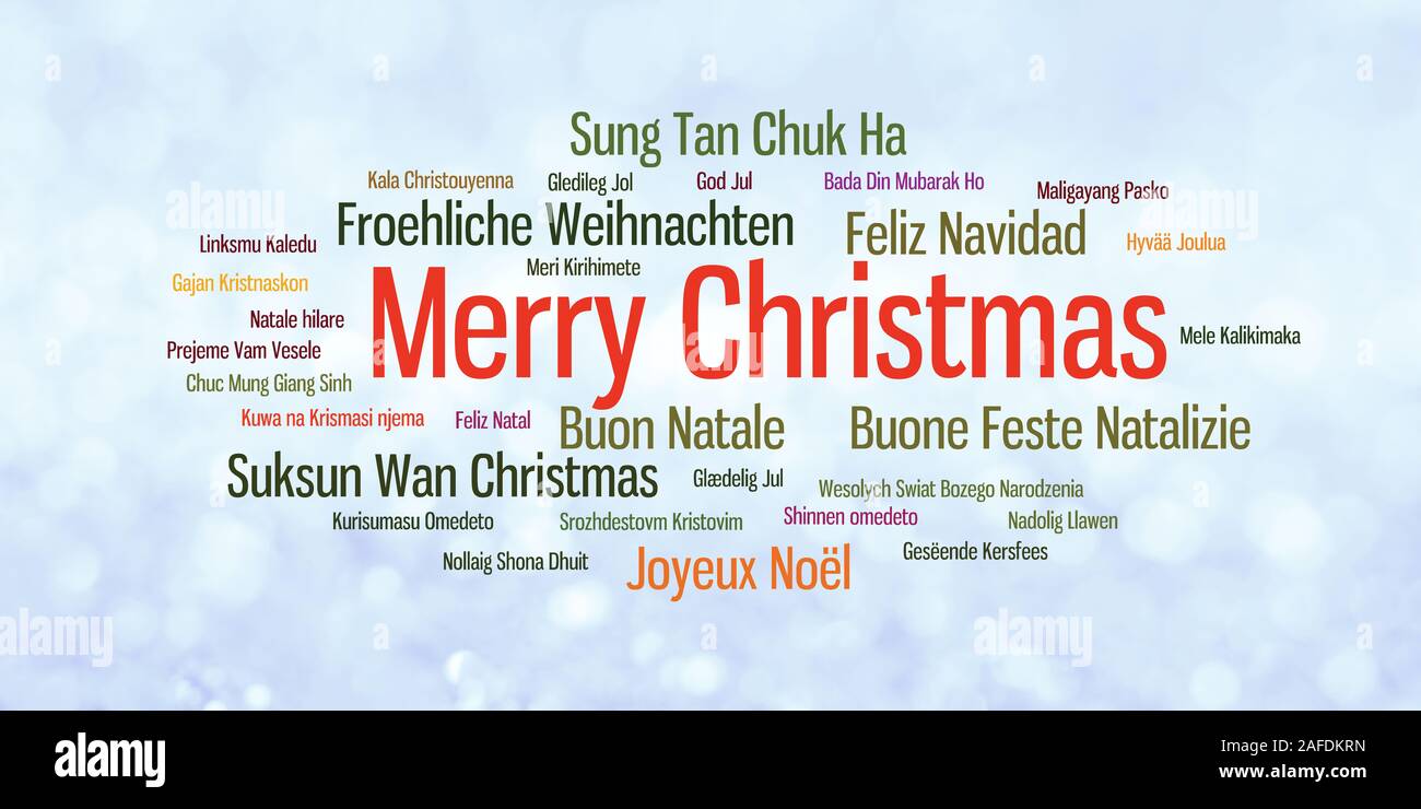 Frohe Weihnachten verschiedene Sprachen Grüße auf unscharfen blau Schnee leuchtenden Hintergrund Stockfoto