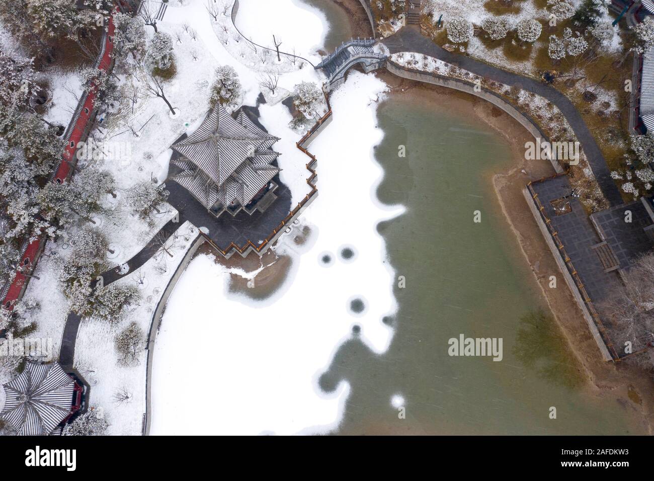 Taiyuan, China. 15 Dez, 2019. Luftbild am Dez. 15, 2019 zeigt Schnee Landschaft bei Jinci Tempel in Taiyuan, Provinz Shanxi im Norden Chinas. Credit: Yang Chenguang/Xinhua/Alamy leben Nachrichten Stockfoto