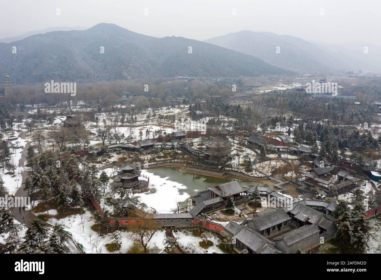 Taiyuan. 15 Dez, 2019. Luftbild am Dez. 15, 2019 zeigt Schnee Landschaft bei Jinci Tempel in Taiyuan, Provinz Shanxi im Norden Chinas. Credit: Yang Chenguang/Xinhua/Alamy leben Nachrichten Stockfoto