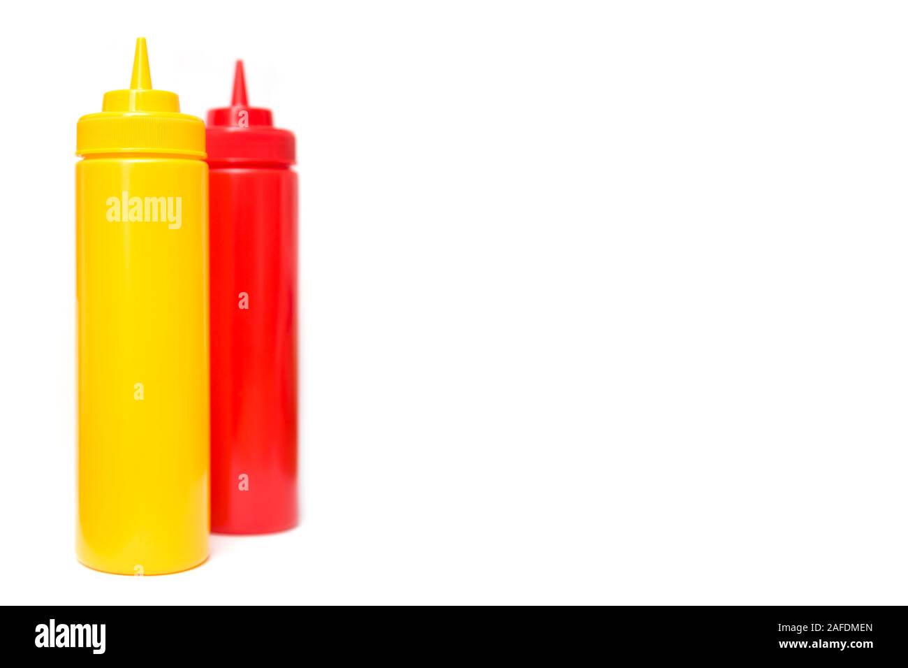 Ketchup und Senf Flasche isoliert auf dem weißen Hintergrund Stockfoto