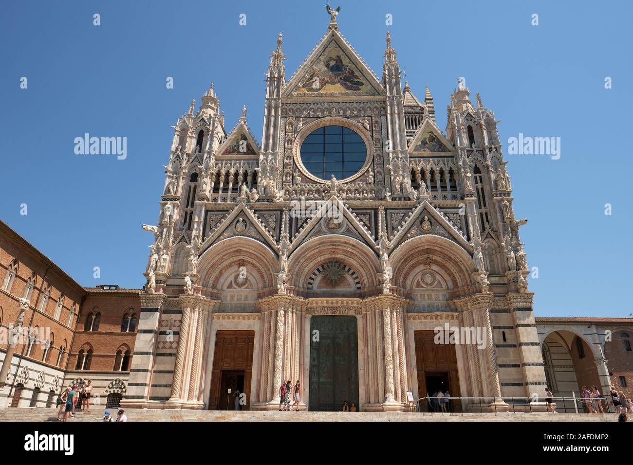 Die atemberaubende mittelalterliche Westfassade mit Mosaiken und Skulpturen der Dom von Siena UNESCO-Weltkulturerbe von Siena, Toskana, Italien EU Stockfoto