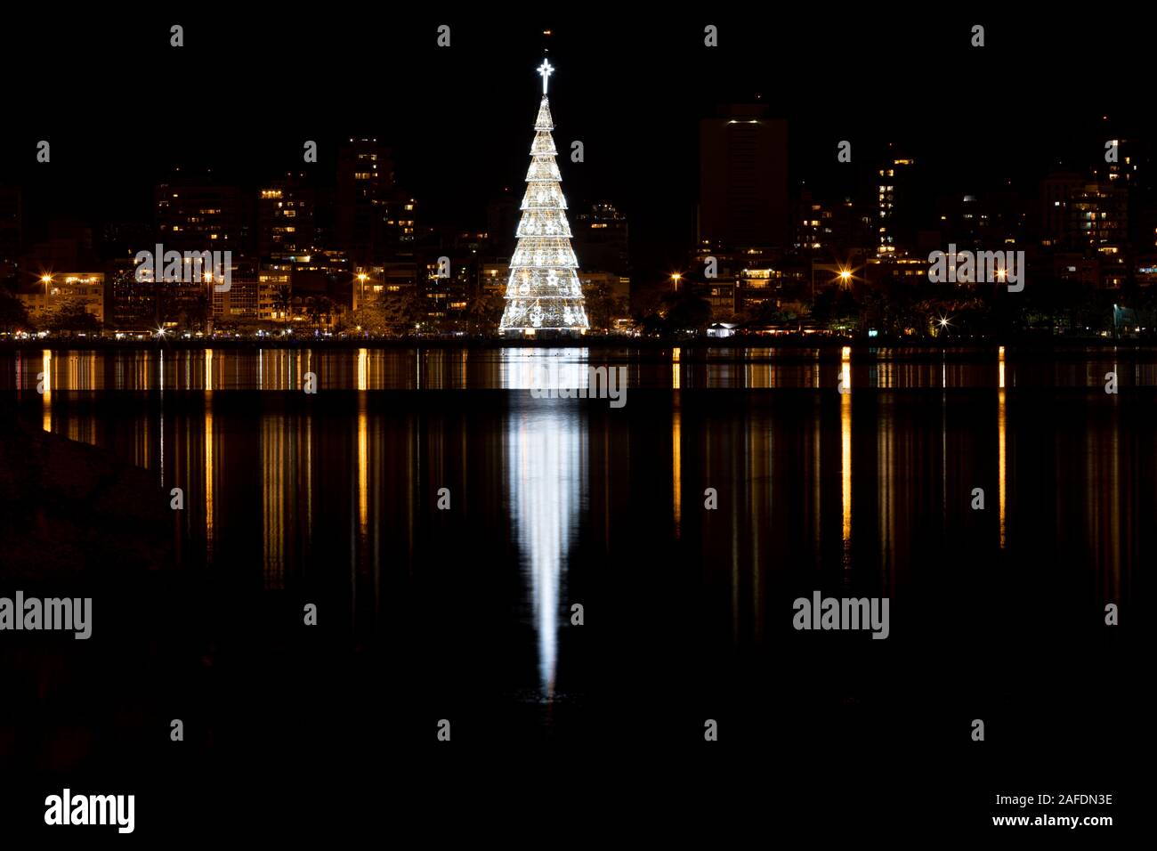 Höchste schwimmende Weihnachtsbaum der Welt Bau mit bunten LED-Leuchten wechselnde Designs spiegelt die in Rio de Janeiro Stadt See Lagoa Stockfoto