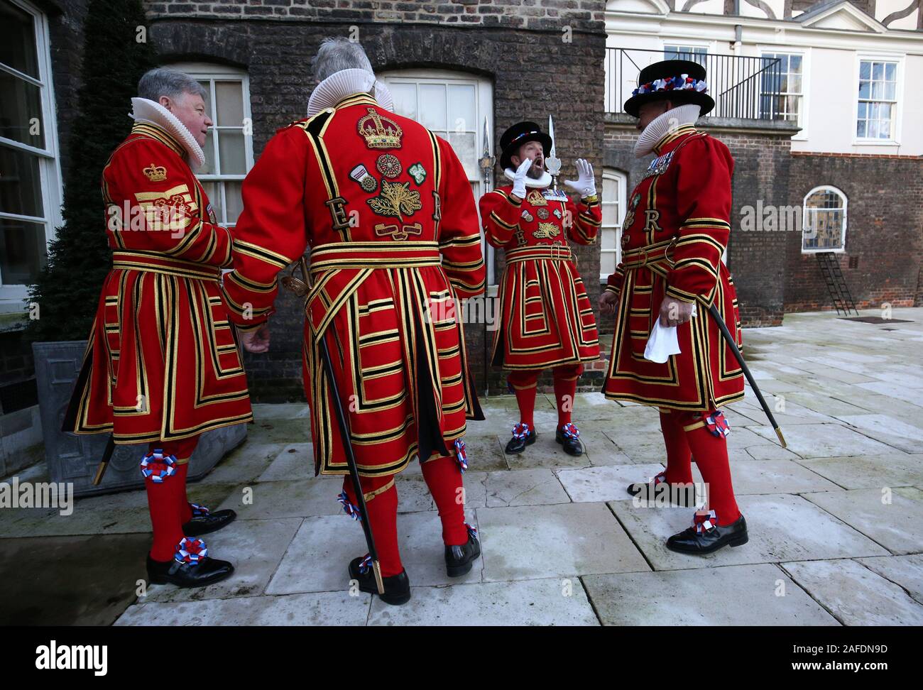 Yeoman Warder (besser bekannt als Beefeaters bekannt) versammeln sich vor dem Weihnachten State Parade am Tower von London. Stockfoto