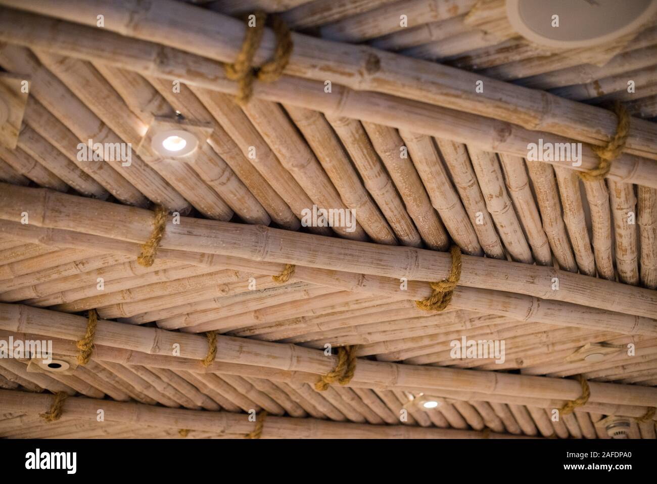 Teil von Bambus Decke in Fischgrätmuster Stockfoto