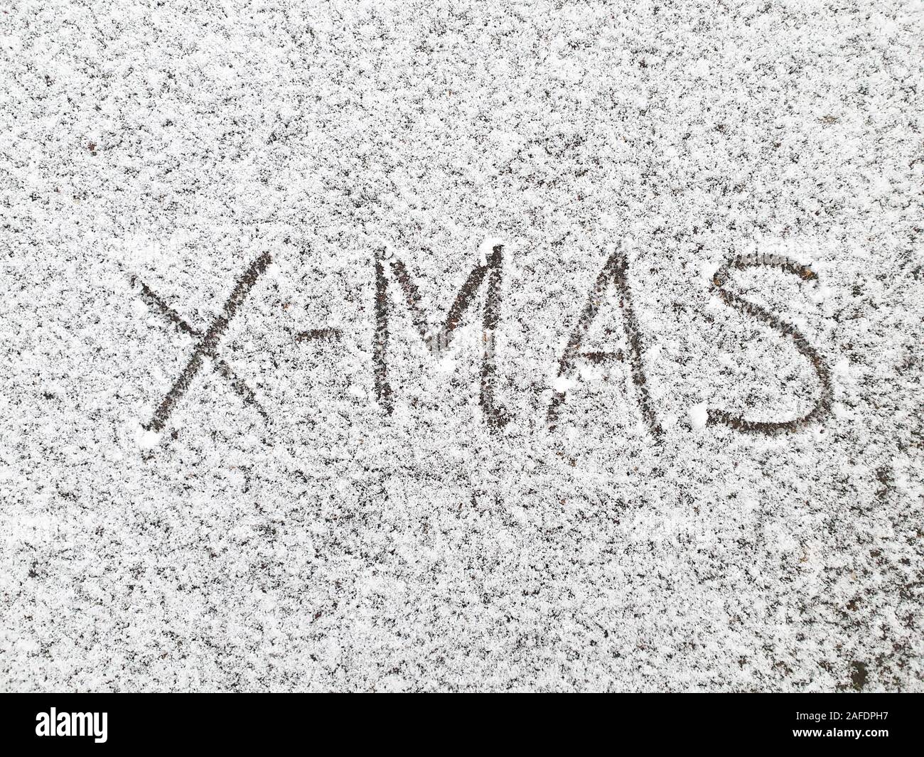 'X-MAS' in den frischen Schnee auf der Straße Stockfoto