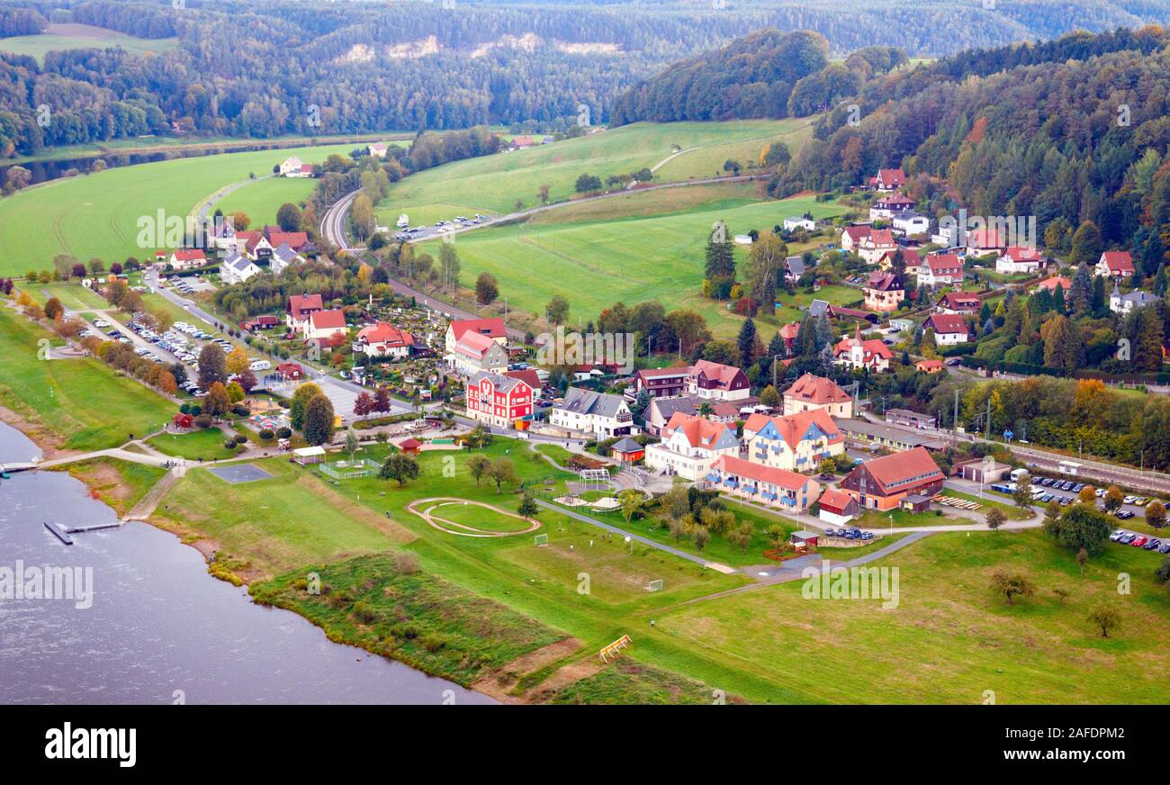 Luftaufnahme der Elbtal und das Dorf Rathen. Rathen ist ein beliebtes Reiseziel in Sachsen, sachsische Schweiz-Osterzgebirge, Deutschland. Stockfoto