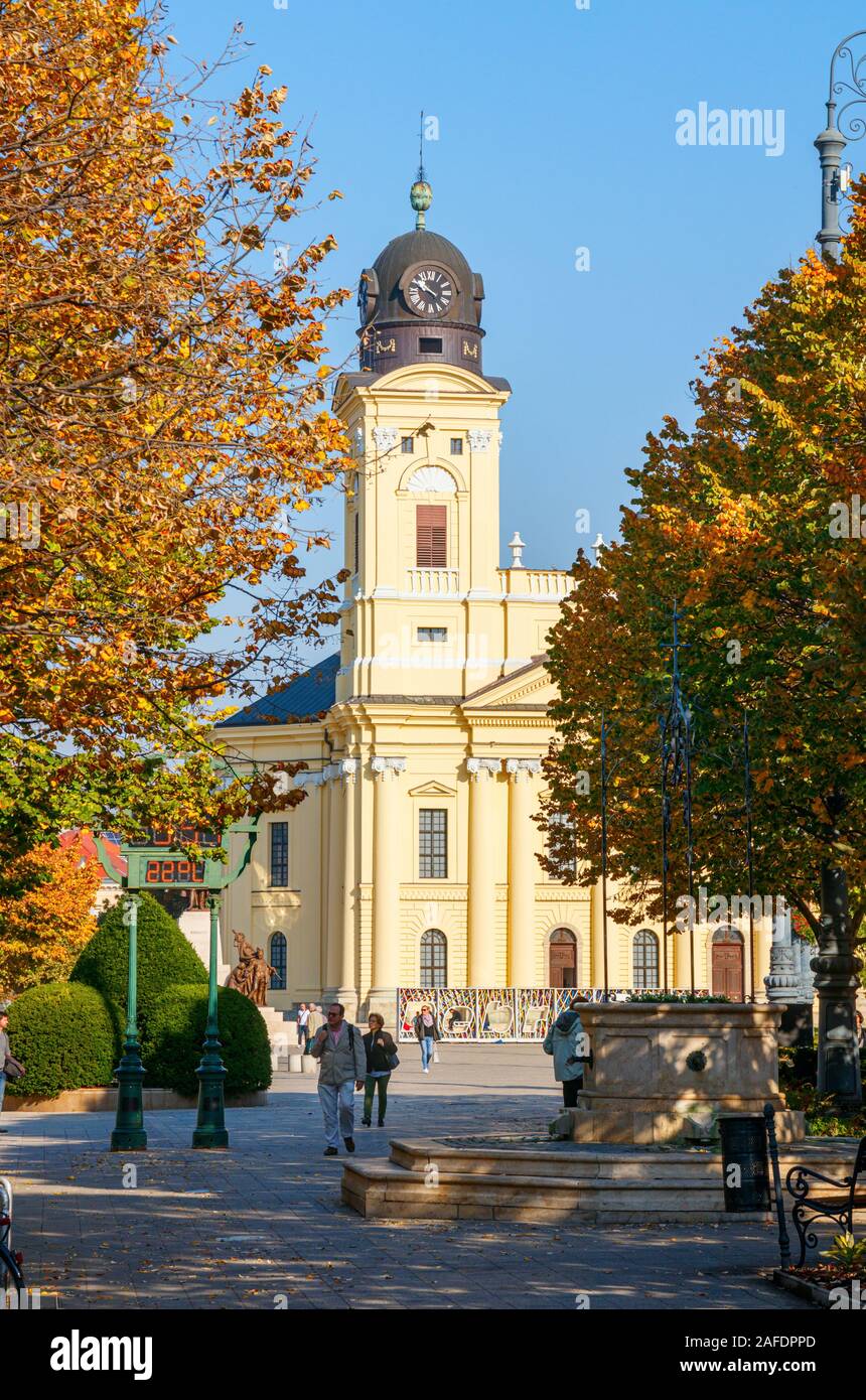 Große Reformierte Kirche am Kossuth Platz mit Bäumen im Herbst Farben an einem sonnigen Tag. Debrecen, Ungarn. Stockfoto