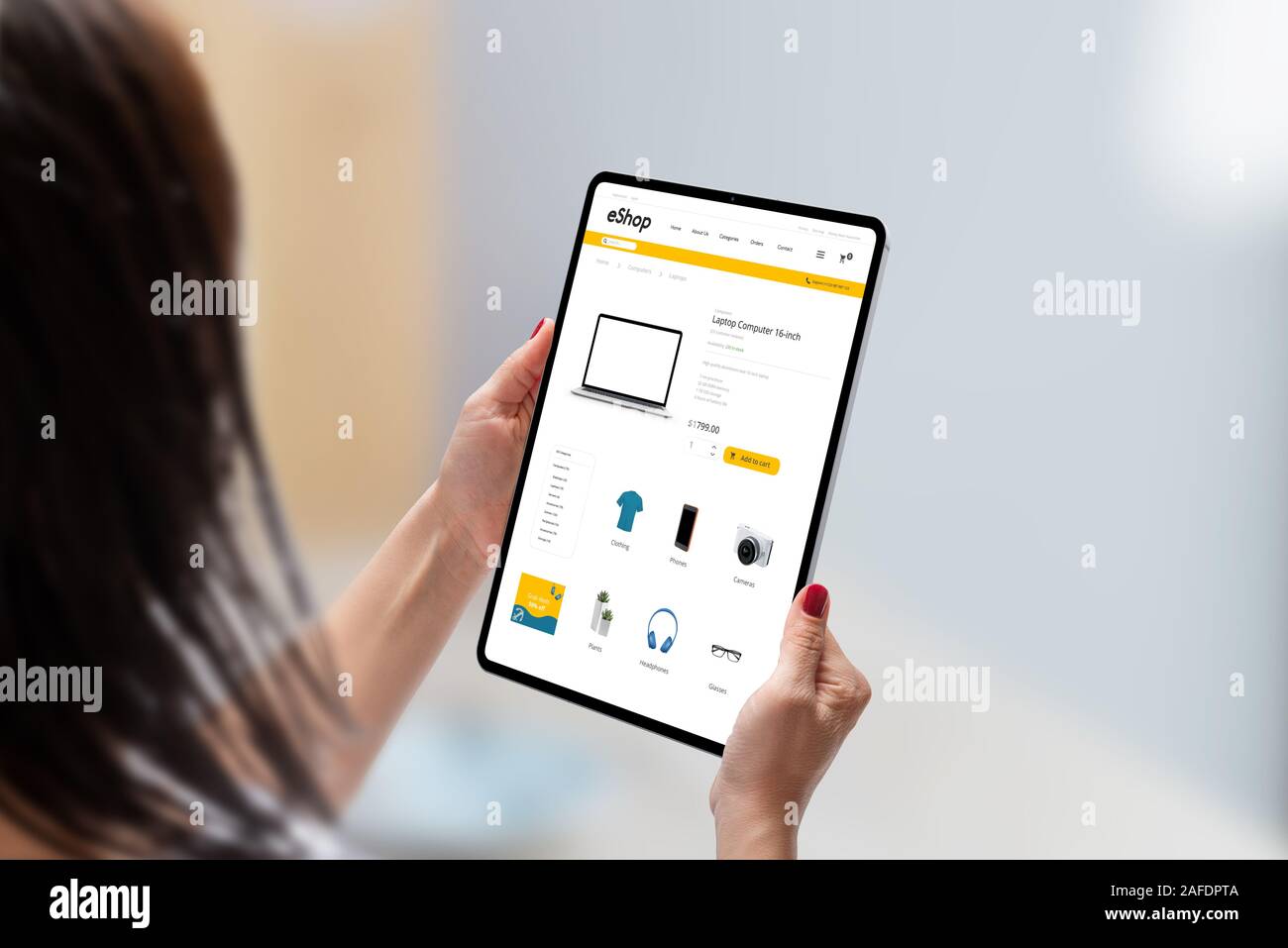Moderne online shop auf Tablet Display in der Frau die Hände. Flaches Design e-commerce Web site mit Technologie Produkte. Konzept der Shopping online Stockfoto