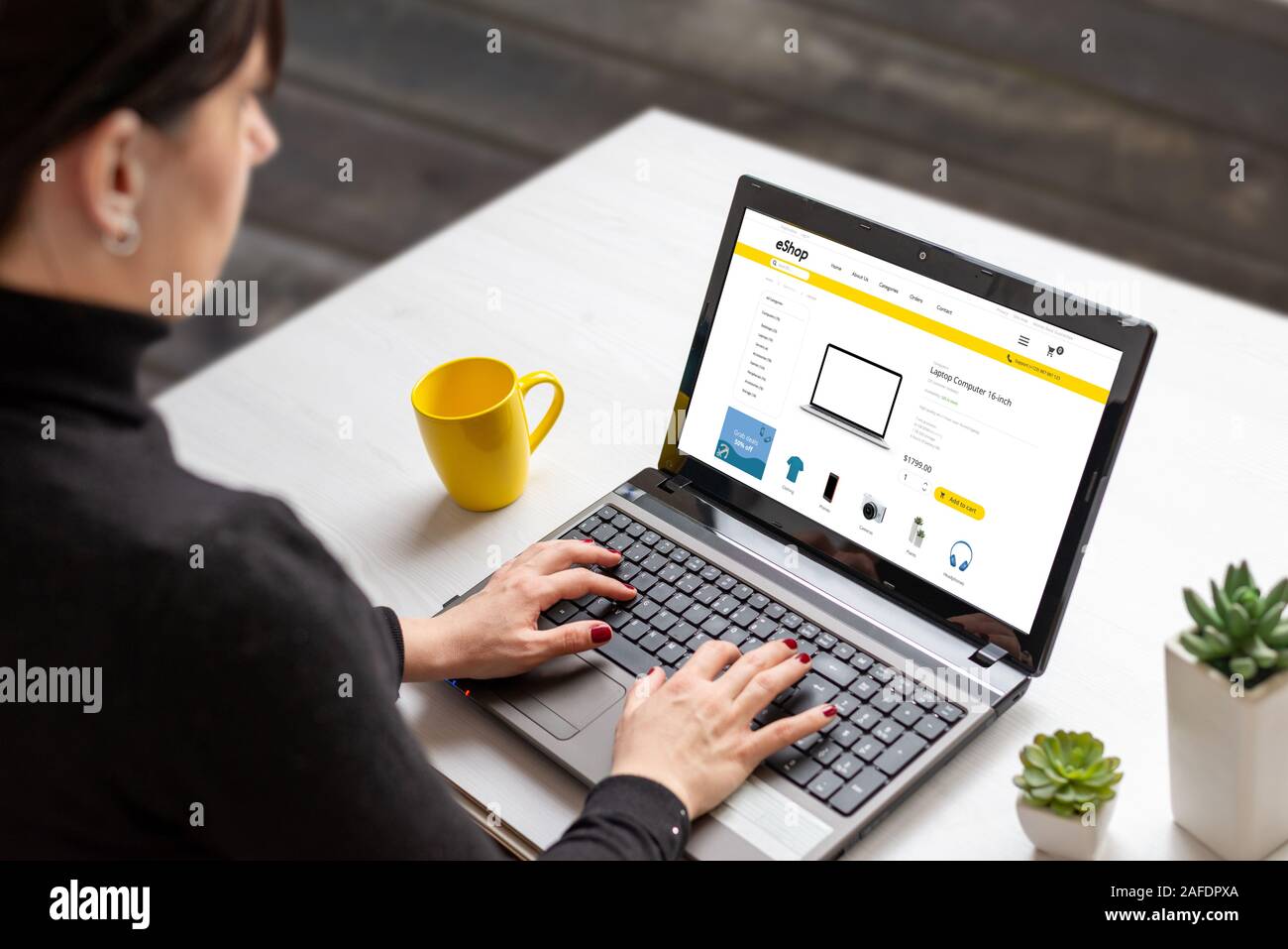 Frau Einkaufen online mit Laptop von zu Hause aus. Modernes flaches design e-commerce Web site mit Technologie Produkte Stockfoto