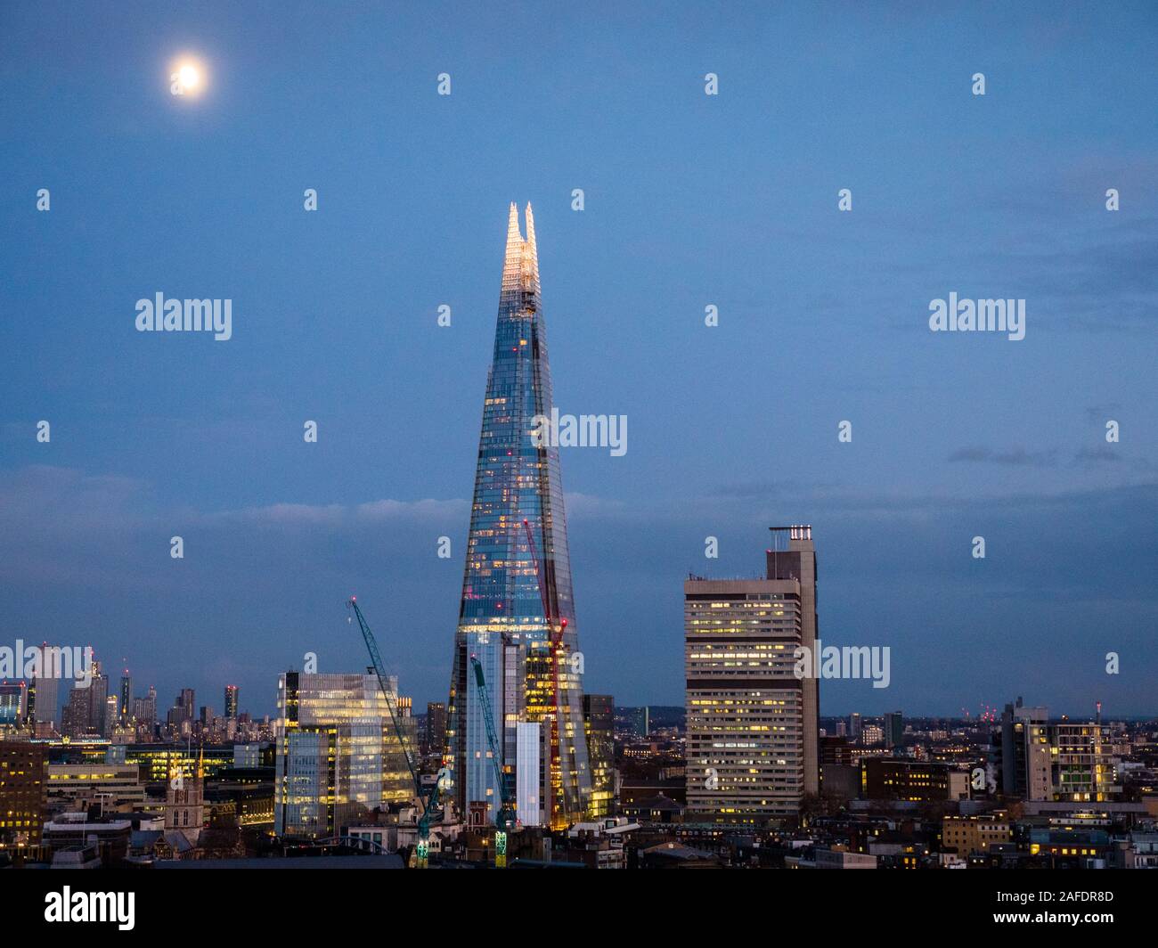 Der Shard zu Nacht-time, mit Mond, London, England, UK, GB. Stockfoto