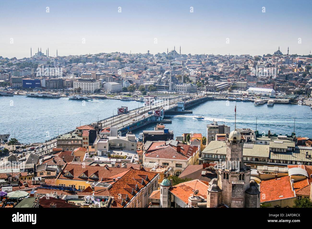Blick auf die europäische und die asiatische Seite von Istanbul von Beyoglu in Istanbul und den Bosporus und der Galatabrücke. Nur ein kleiner Teil o Stockfoto