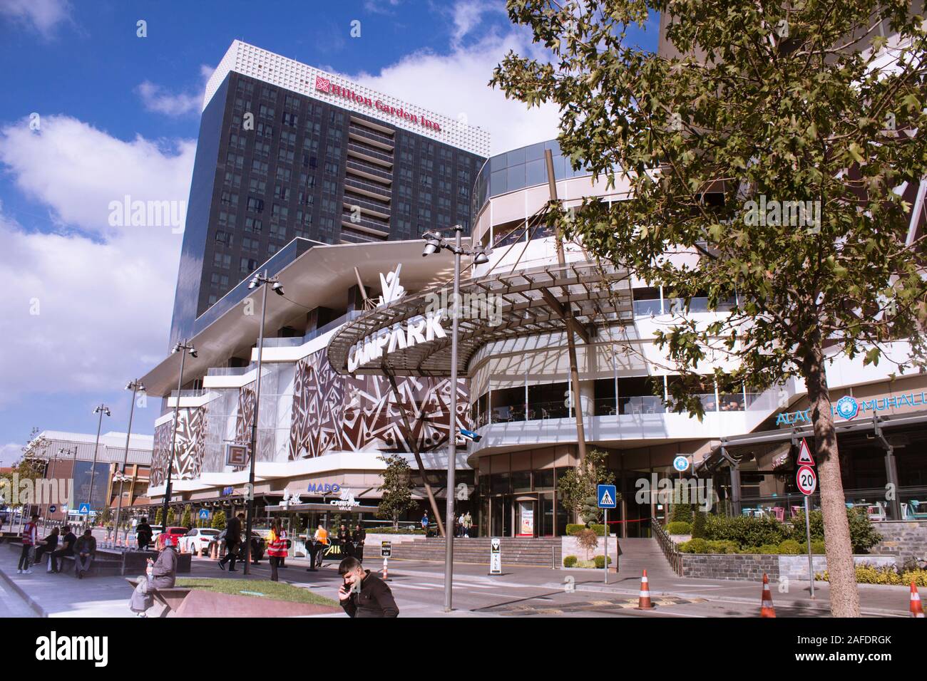 Canpark Shopping Mall und Hilton Garden Inn, in Ümraniye. Stockfoto