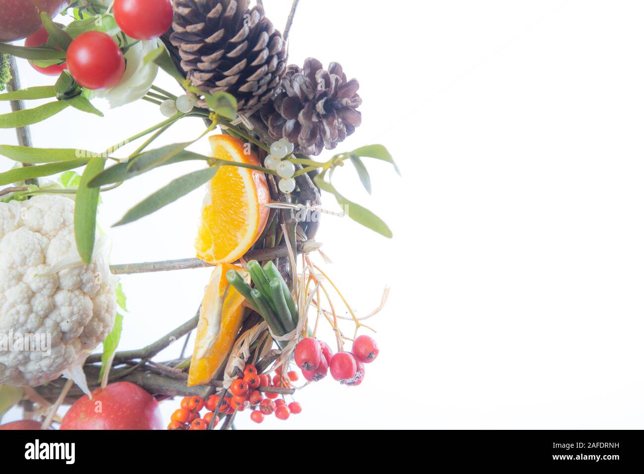 Obst und Gemüse Weihnachten themed Ornamentalen Kranz auf einen weißen Hintergrund mit Kopie Raum Stockfoto