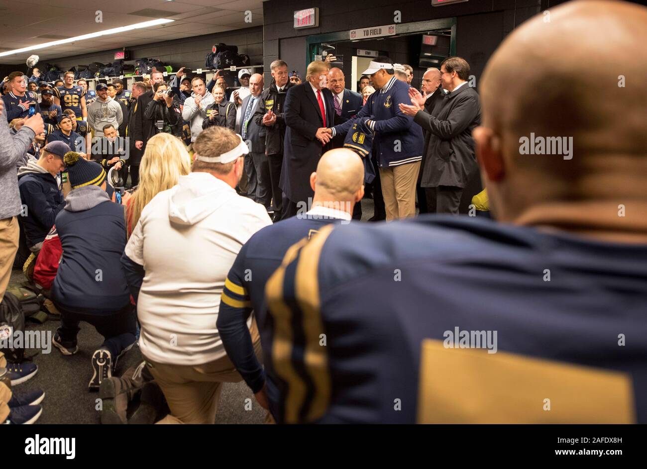 Philadelphia, Vereinigte Staaten von Amerika. 15. Dezember, 2019. Us-Präsident Donald trifft sich mit der Marineschule Midshipmen Coaching Staff und Spielern in der Umkleide, vor Beginn des 120. Army-Navy Fußballspiel am Lincoln Financial Field Dezember 14, 2019 in Philadelphia, Pennsylvania. Marine den Titel schlagen Armee 31-7 zurückgefordert. Credit: Sarah Villegas/DOD/Alamy leben Nachrichten Stockfoto