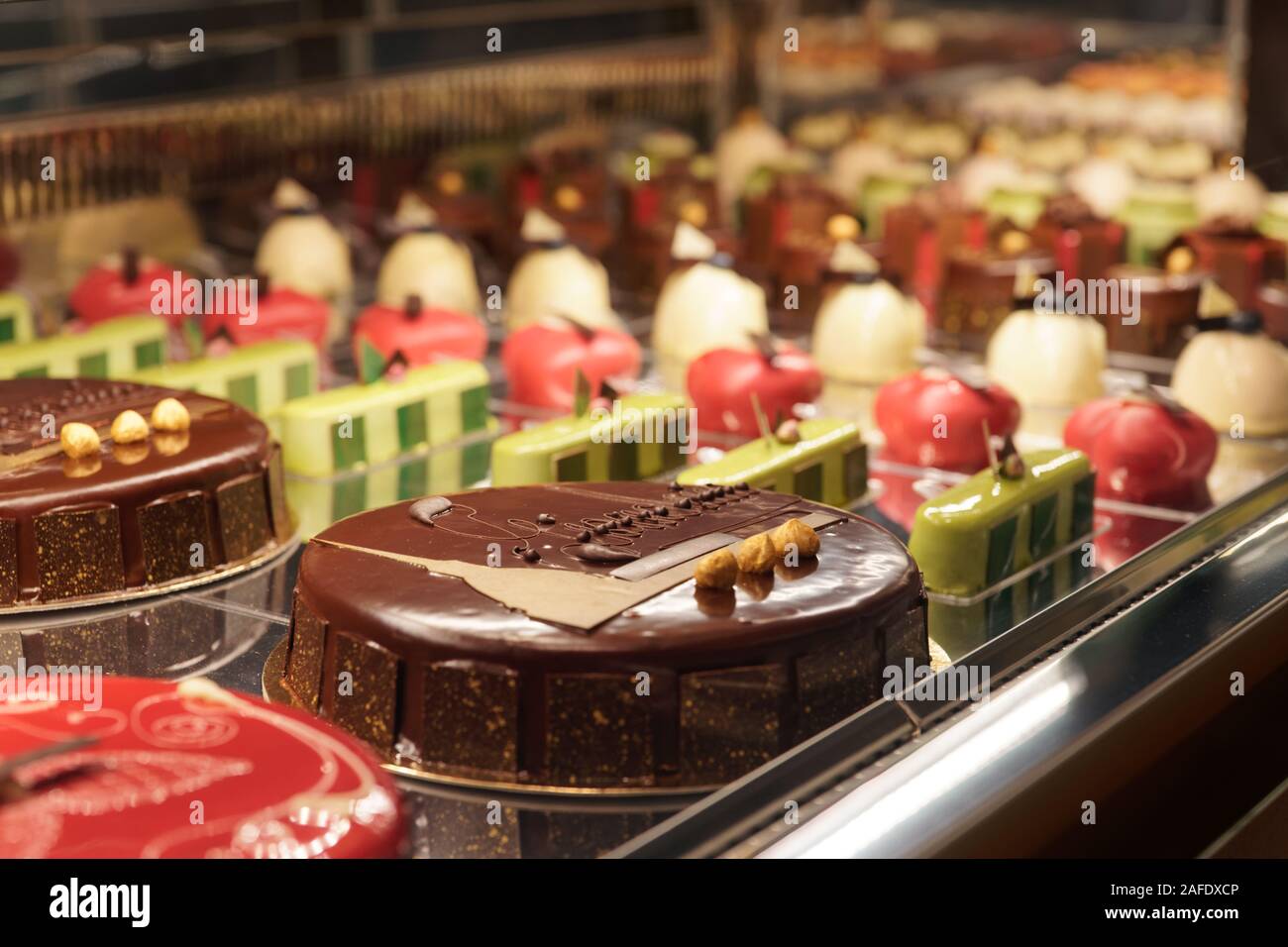 Kuchen und Süßigkeiten auf Retail shop Display, italienisches Gebäck Stockfoto