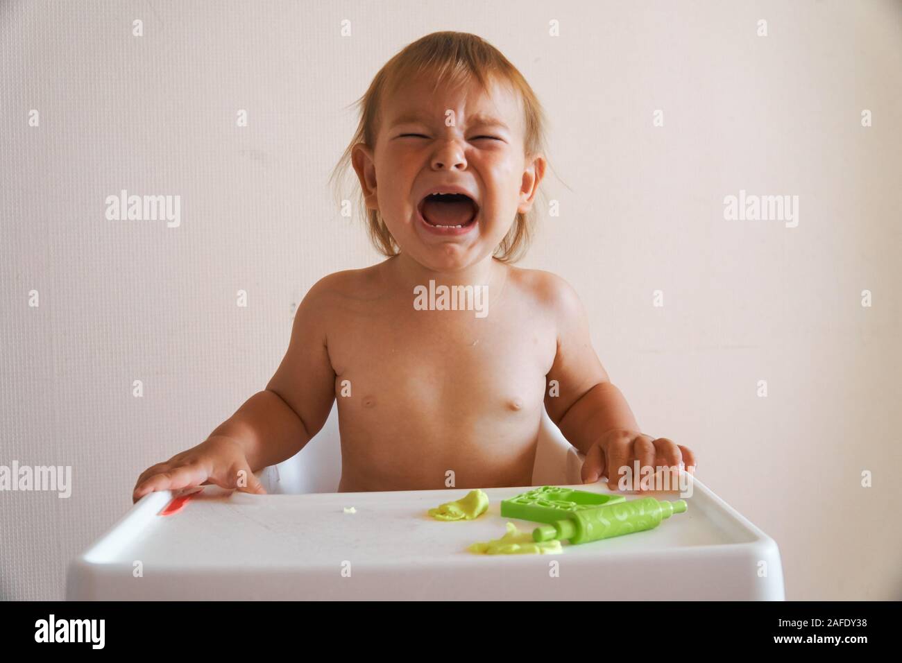 Portrait von weinenden jungen Baby sitzen auf Stuhl Stockfotografie - Alamy