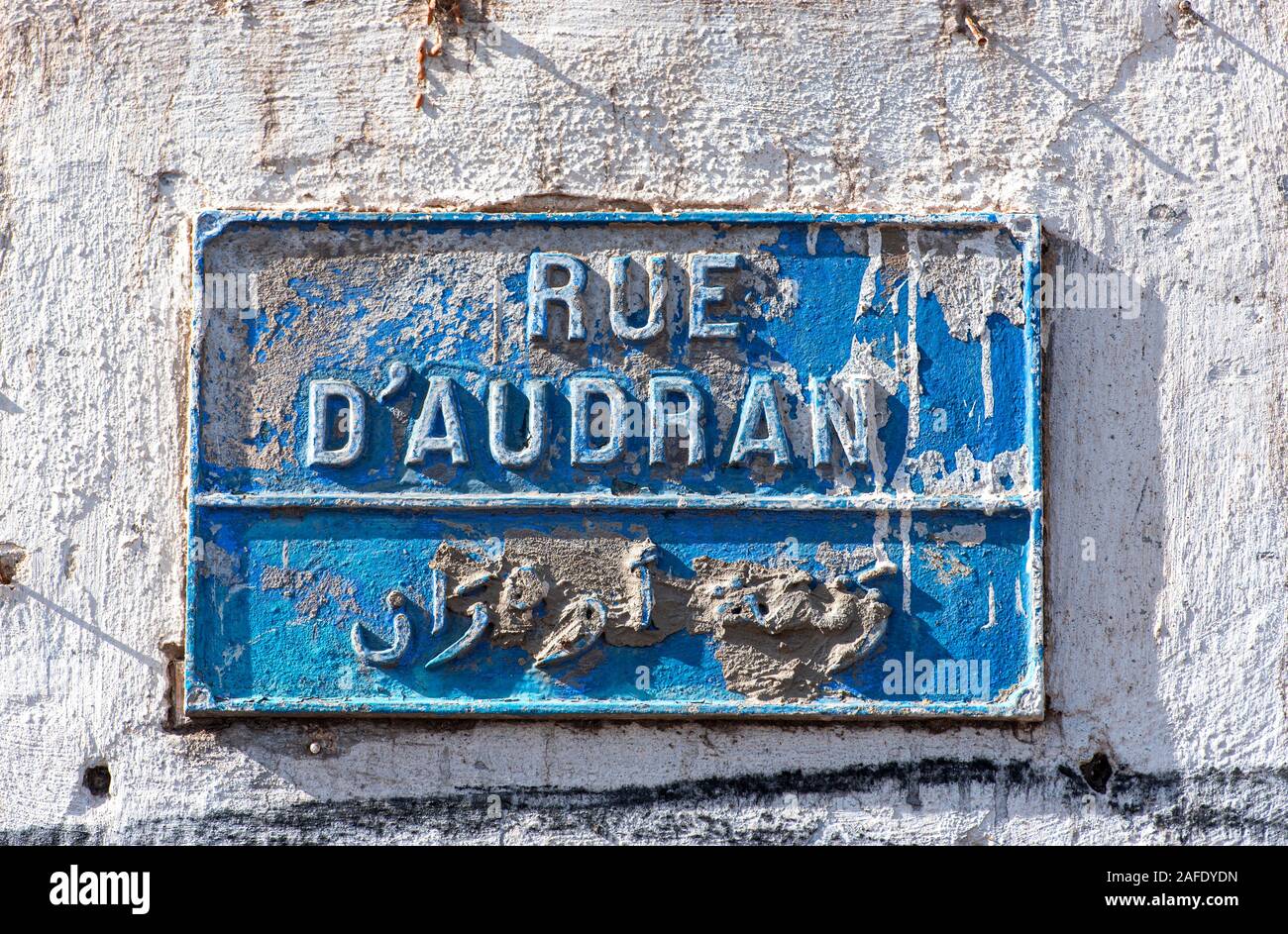 Marrakesch - DEC 28: Traditionelle marokkanische Straße Zeichen an der Wand des Gebäudes in Marrakesch am 28. Dezember. 2017 in Marokko Stockfoto