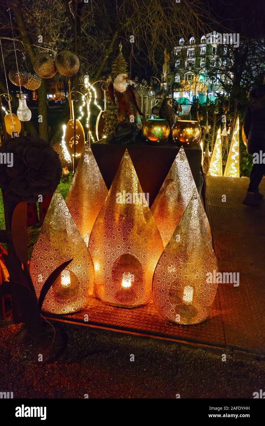 Beleuchtete Kugeln, Lichtspiele auf dem Weihnachtsmarkt in Baden-Baden Stockfotografie