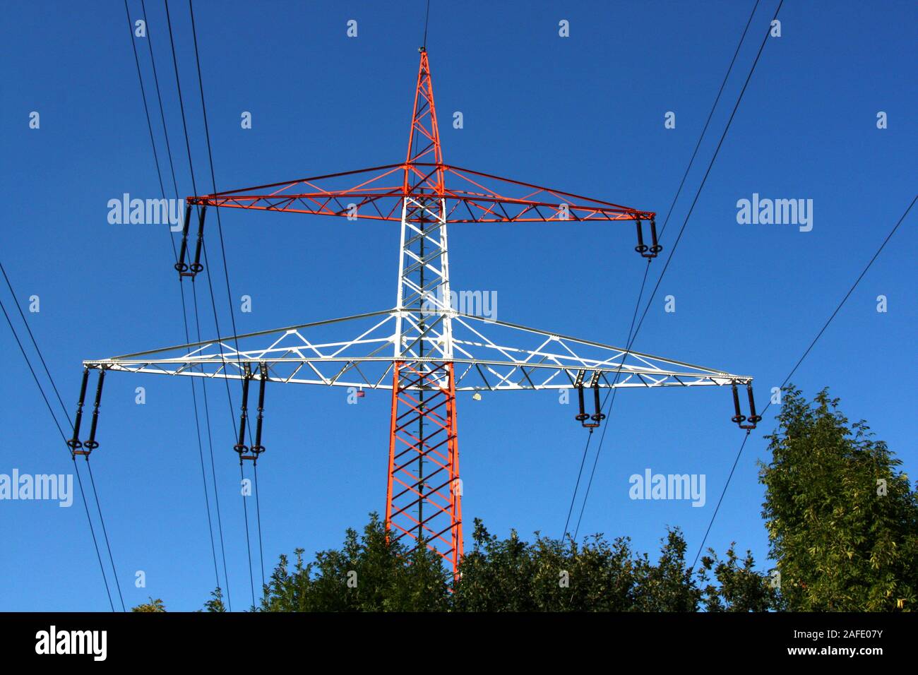 Hochspannungsmast vor blauen Himmel Stockfoto