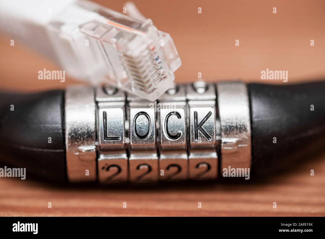 Computer Internet Kabel- und verriegeln. Internet Security Konzept. Kabel Internet und Vorhängeschloss mit Text sperren Stockfoto