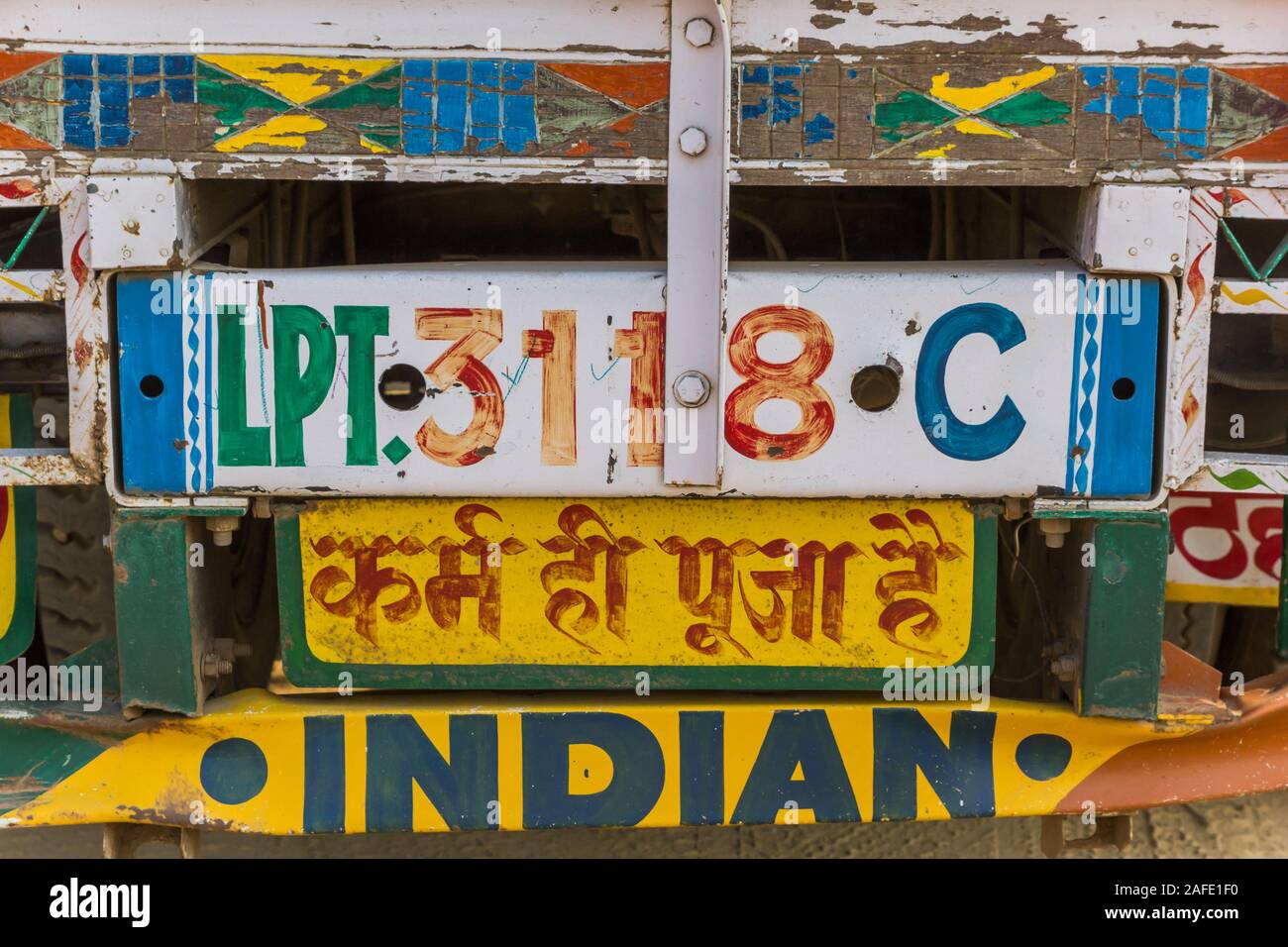 Vor einem herkömmlichen bunten indischen Lkw Stockfoto