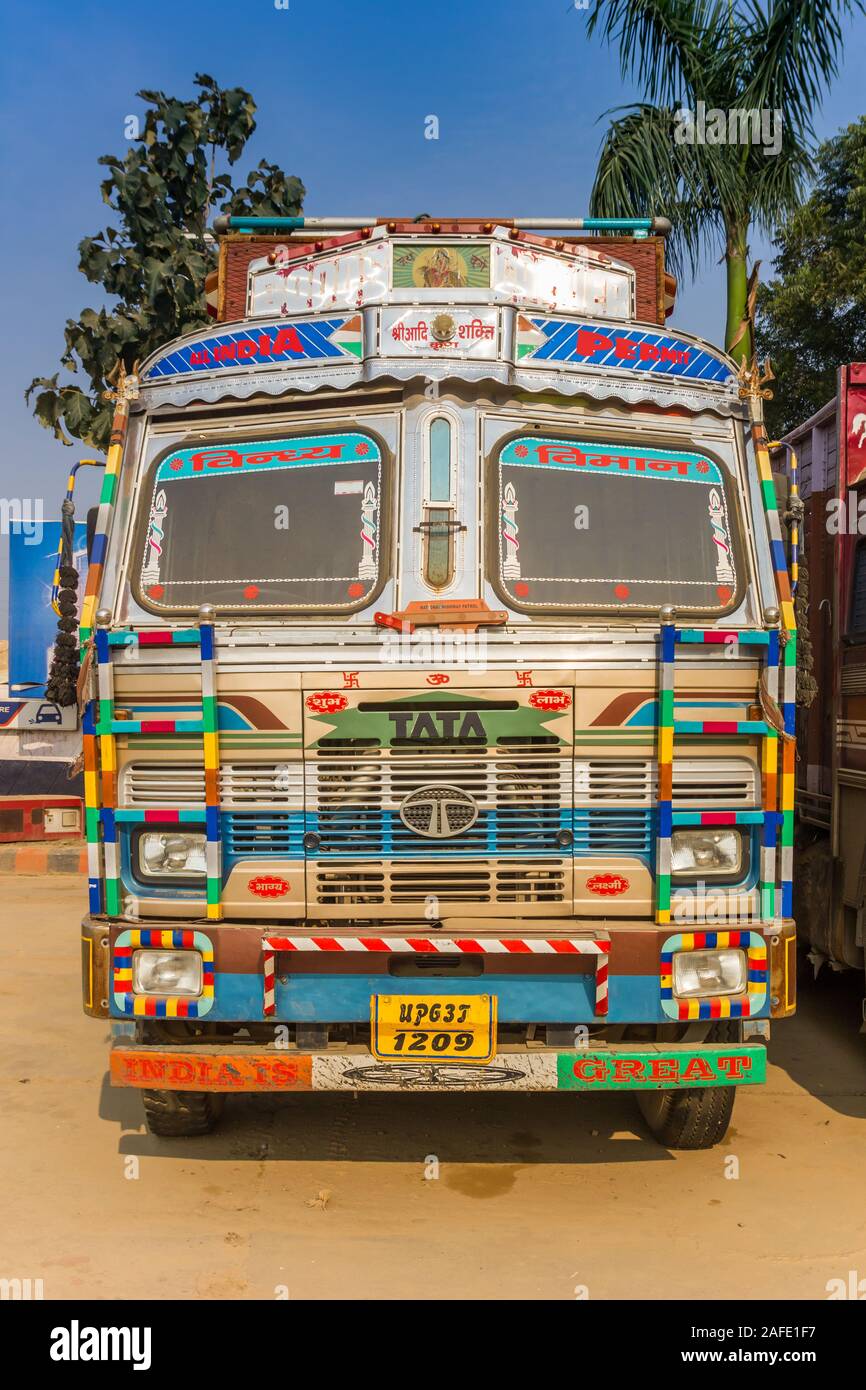 Vor einer traditionellen indischen Tata Lkw Stockfoto