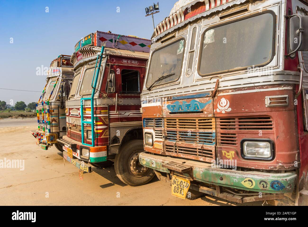 Alte traditionelle Lkw auf den Straßen von Indien Stockfoto