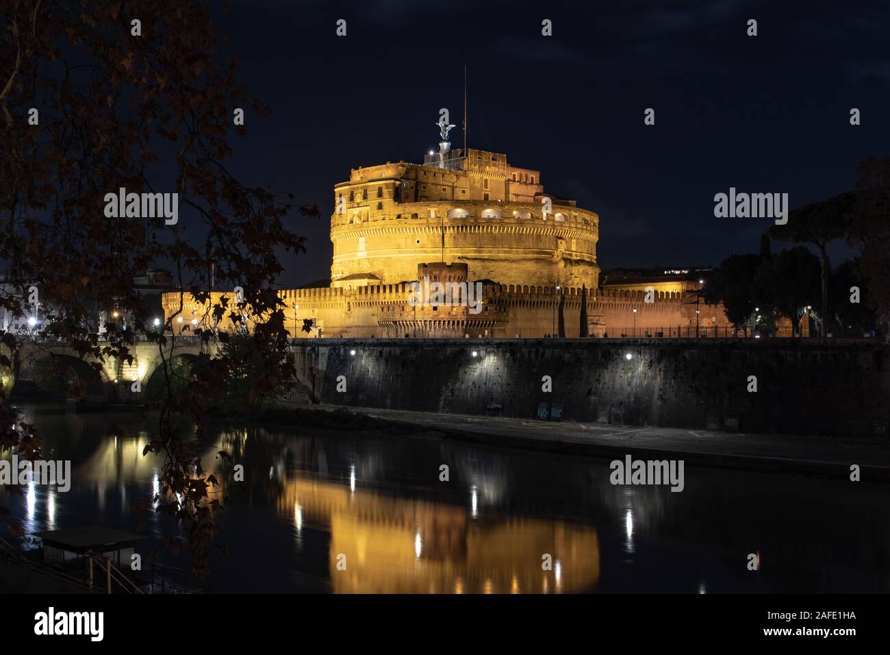 Rom, Italien, 20. Dezember 2019. Brücke der Engel in der Nähe des Castel Sant'Angelo und Vatikan mit Blick auf den Tiber. Ansicht in der Metrogegend unterwegs. Stockfoto