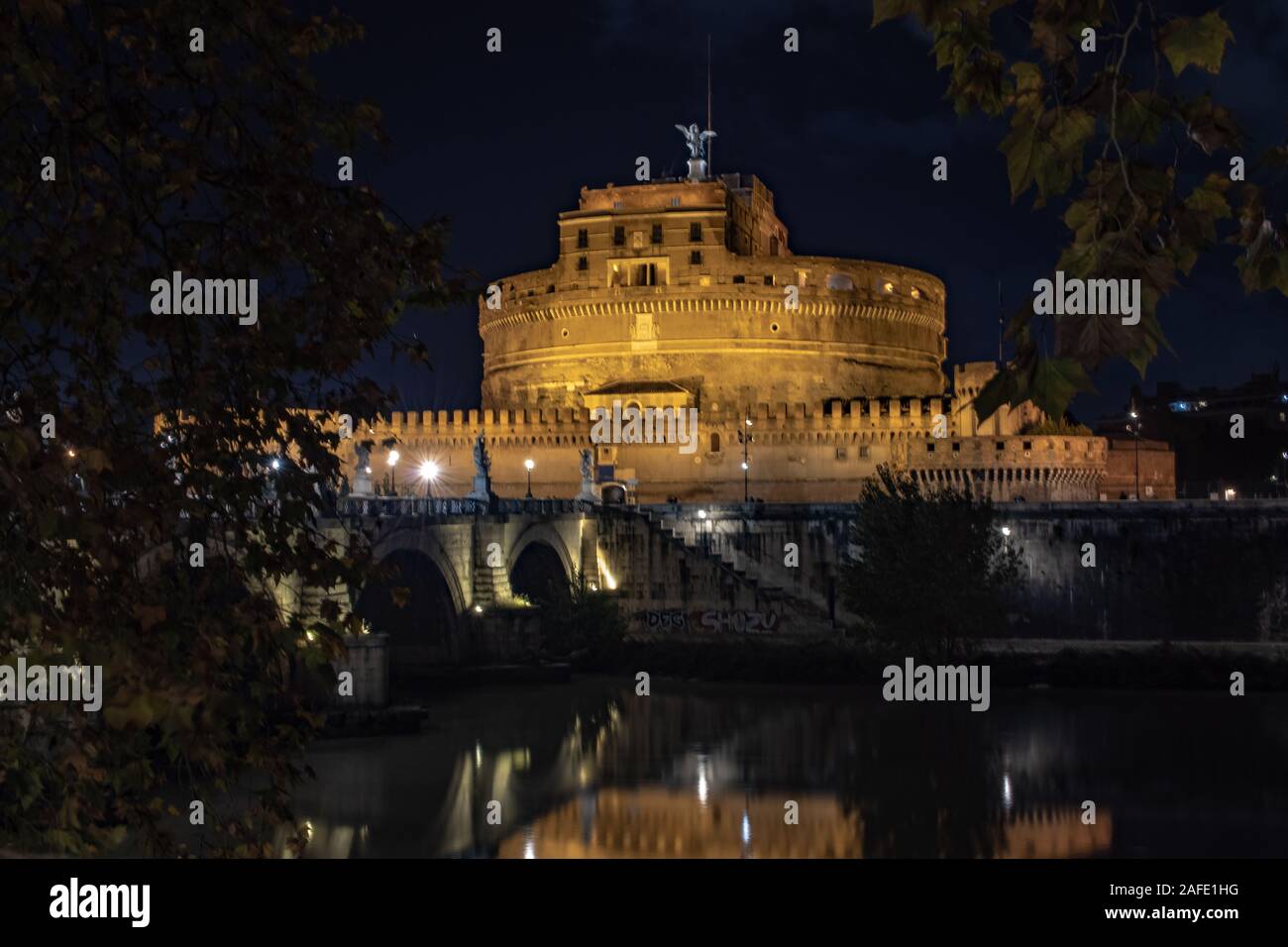 Rom, Italien, 20. Dezember 2019. Brücke der Engel in der Nähe des Castel Sant'Angelo und Vatikan mit Blick auf den Tiber. Ansicht in der Metrogegend unterwegs. Stockfoto