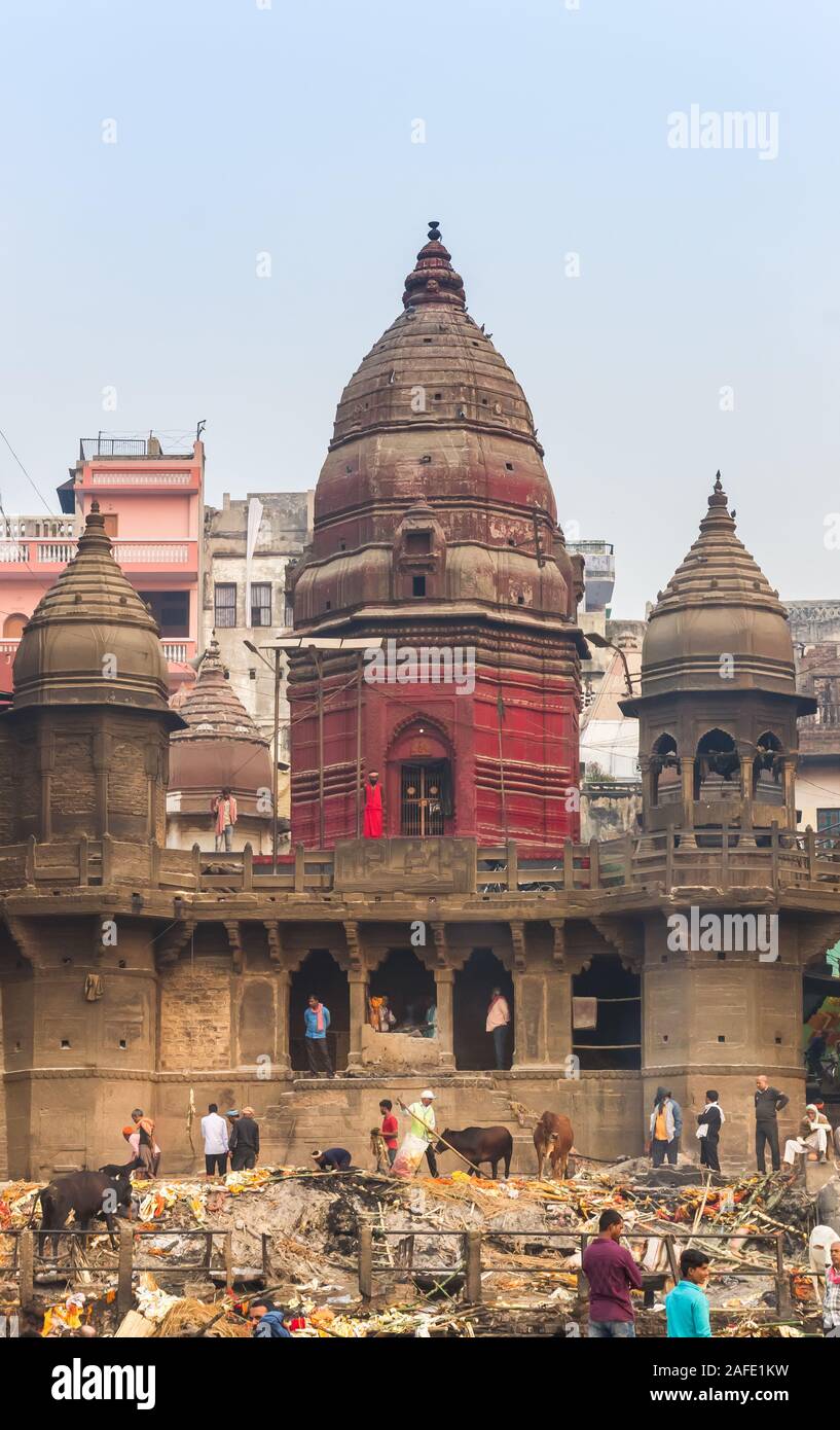 Tempel am historischen Einäscherung Manikarnika Ghat in Varanasi, Indien Stockfoto