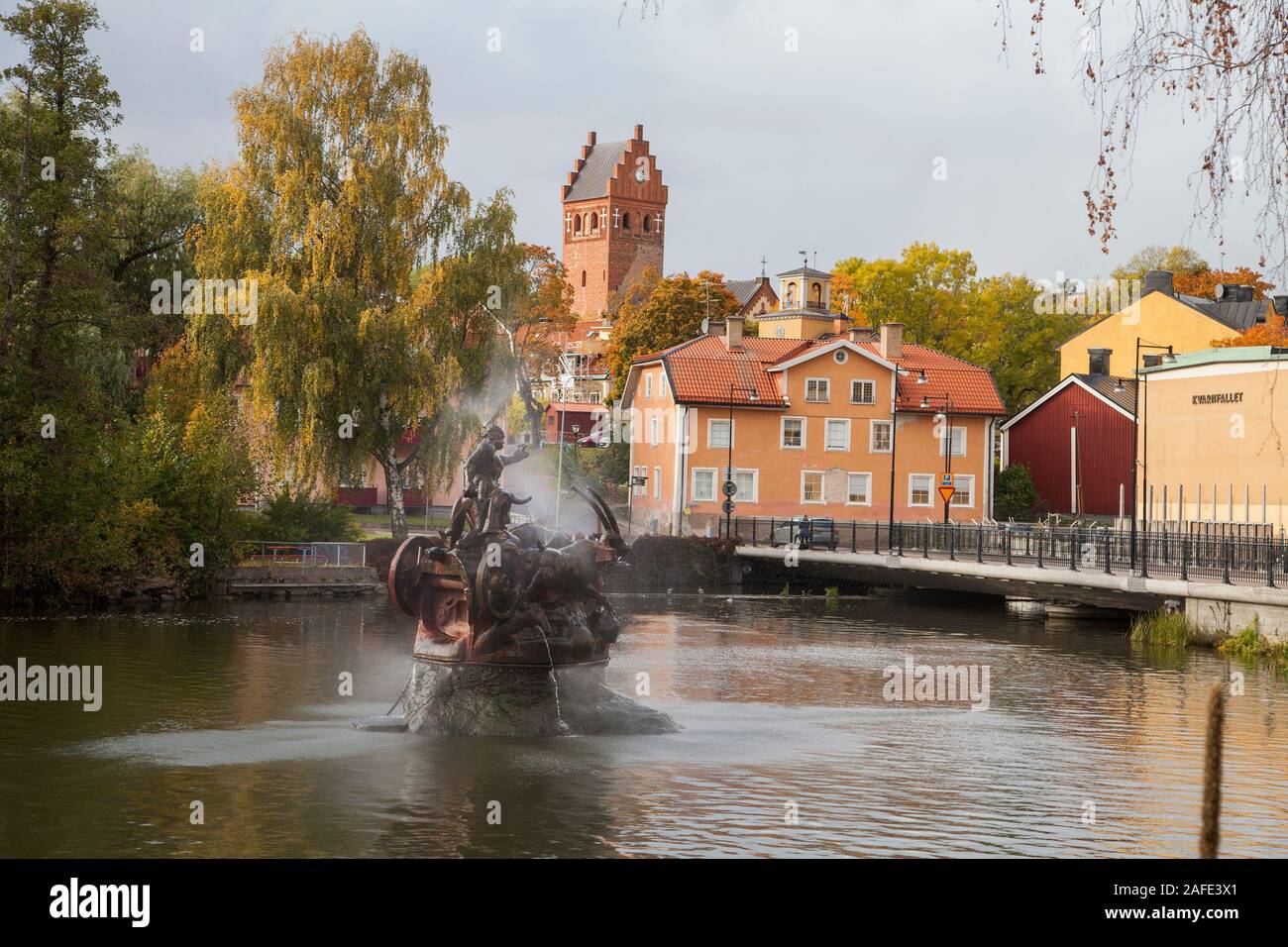 TORSHÄLLA Södermanlands Fluss mit artist Ebbeling Skulptur drei Ziegen im Wasser Stockfoto