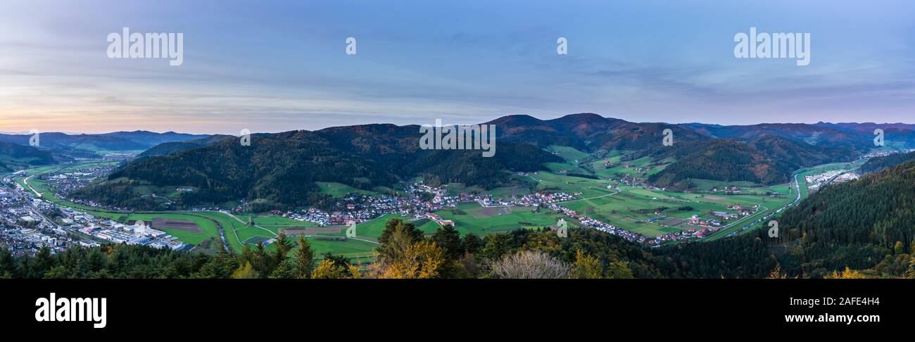 Deutschland, XXL Antenne panorama Blick über die Schwarzwälder Dorf Haslach im Kinzigtal, hausach und fischerbach im Tal der endlose Natur Landschaft Stockfoto