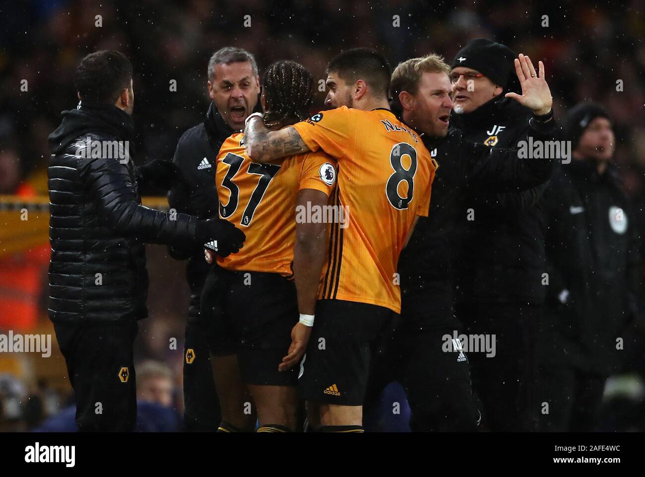 Wolverhampton Wanderers" Adama Traore (37) feiert seine Seiten erstes Ziel mit der Bank während der Premier League Spiel im Molineux, Wolverhampton. Stockfoto