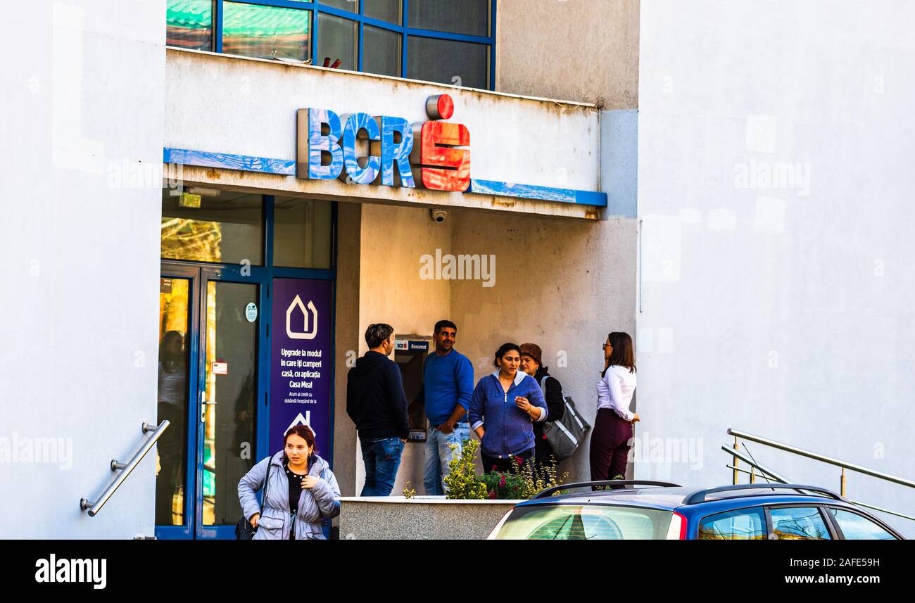 Die Menschen in der Schlange Geld vom Geldautomaten in der Innenstadt der balneologischen Behandlung resort Herculane, Rumänien, 2019 zurück Stockfoto