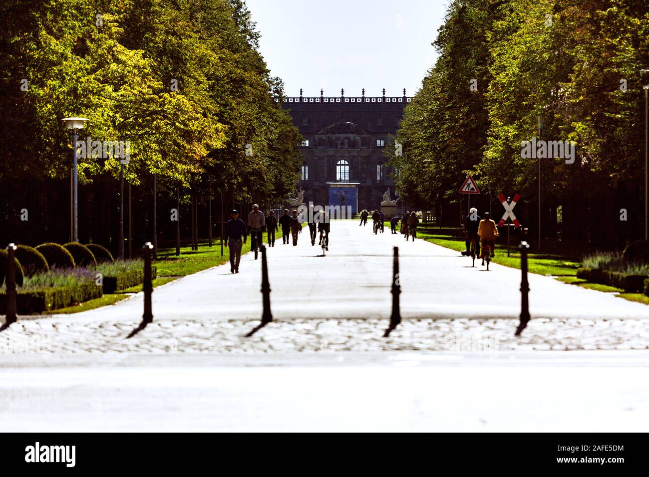 Hauptallee und der barocken Sommerpalast Palais Großer Garten in Dresden Stockfoto