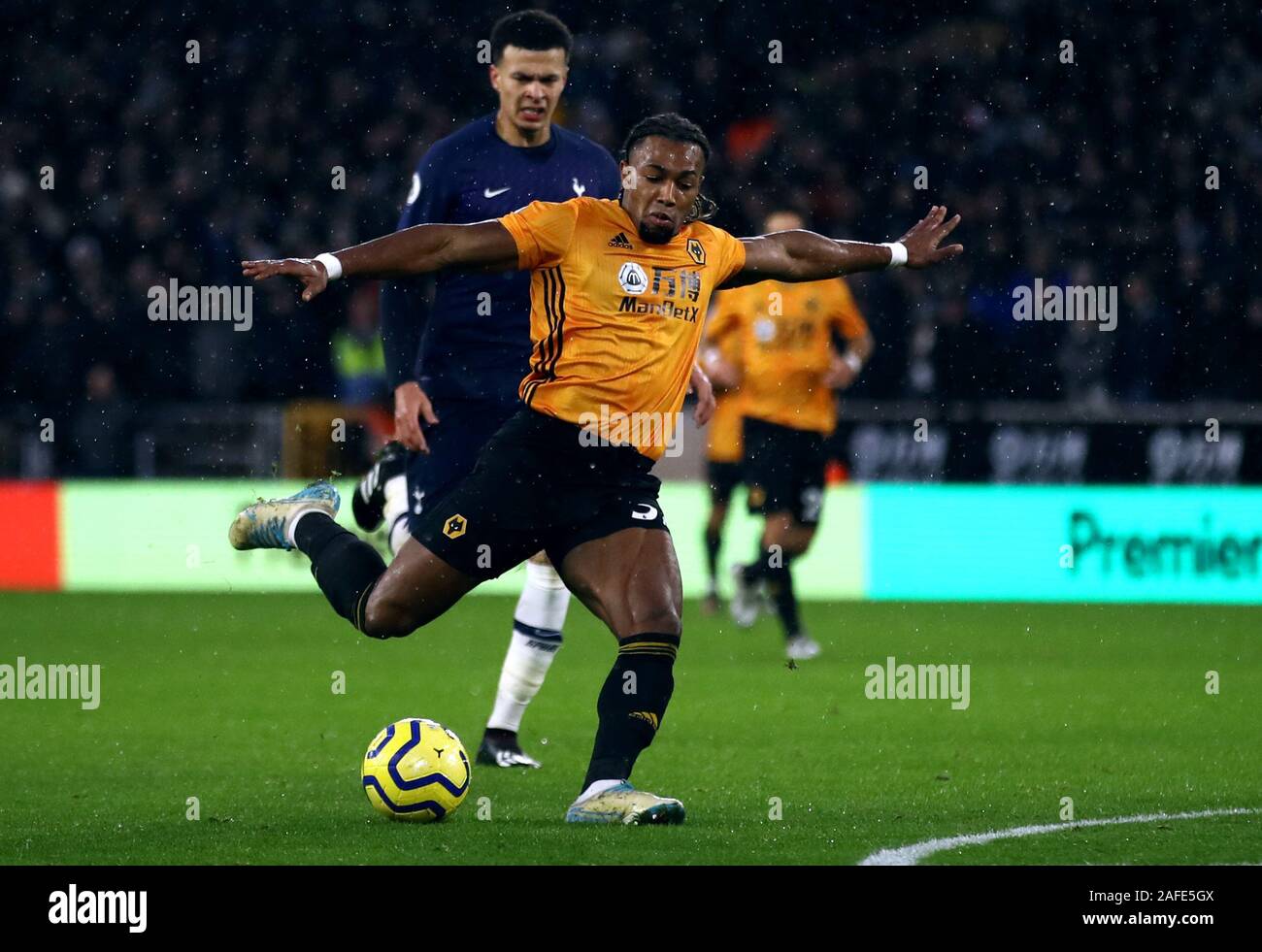 Wolverhampton Wanderers" Adama Traore (37) Kerben seine Seiten erstes Ziel während der Premier League Spiel im Molineux, Wolverhampton. Stockfoto