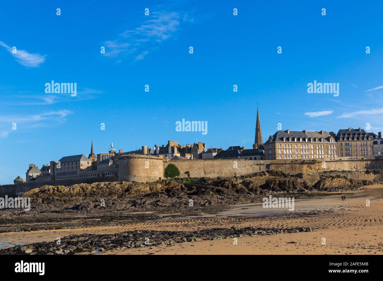 Waterfront Häuser mit Stadtmauer und Befestigungsanlage aus dem Meer und Strand bei Ebbe in Saint Malo, Saint Malo, Bretagne, Frankreich im Dezember Stockfoto