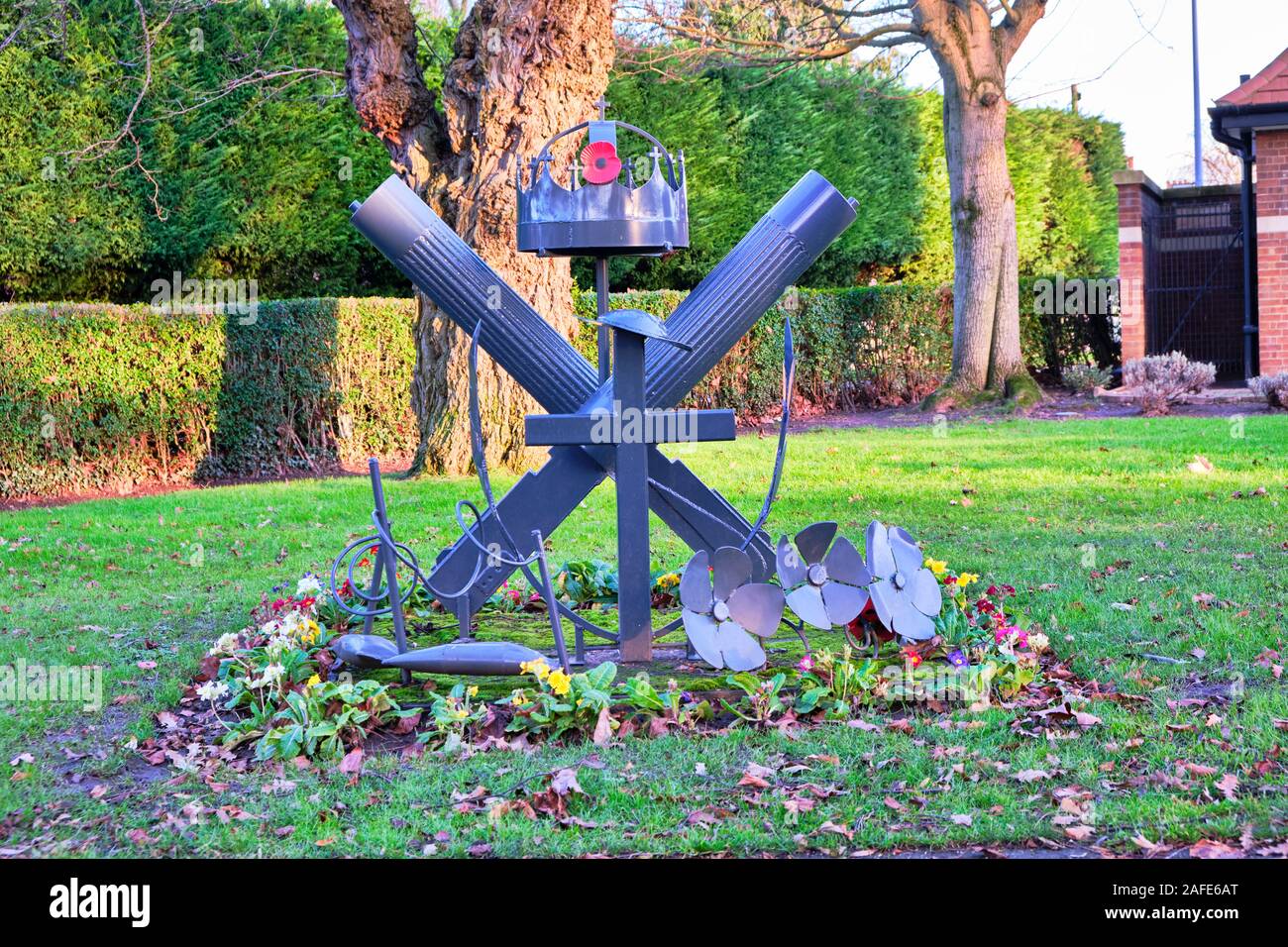 1. Weltkrieg Denkmal für die Machine Gun Corps im Wyndham Park, Grantham, Lincolnshire, bestehend aus gekreuzten Vickers Maschinengewehre metall Krone Mohn Stockfoto