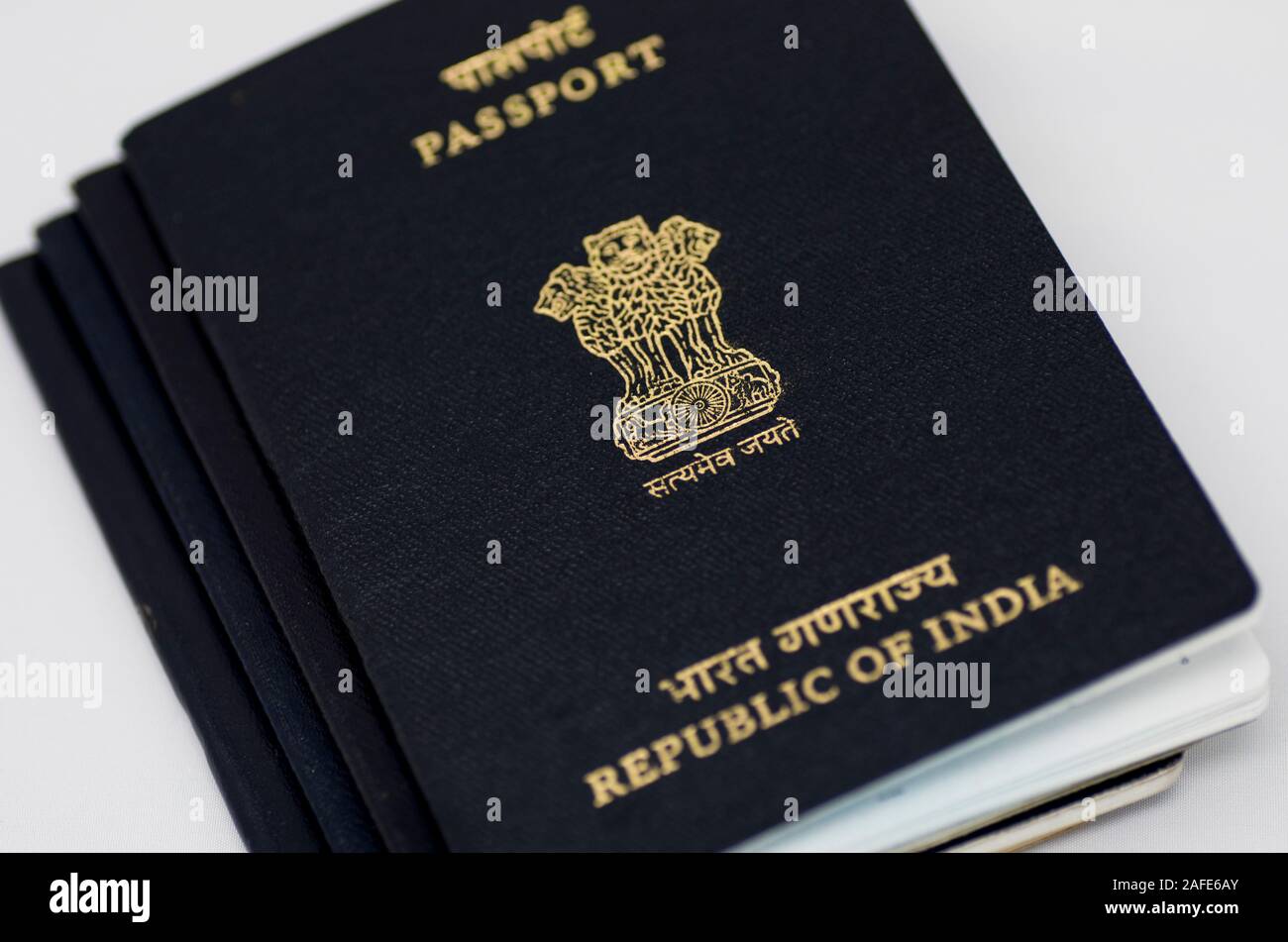 New Delhi - 05. Dezember 2018: Nahaufnahme des indischen Pass auf weißem Hintergrund gestapelt. Stockfoto