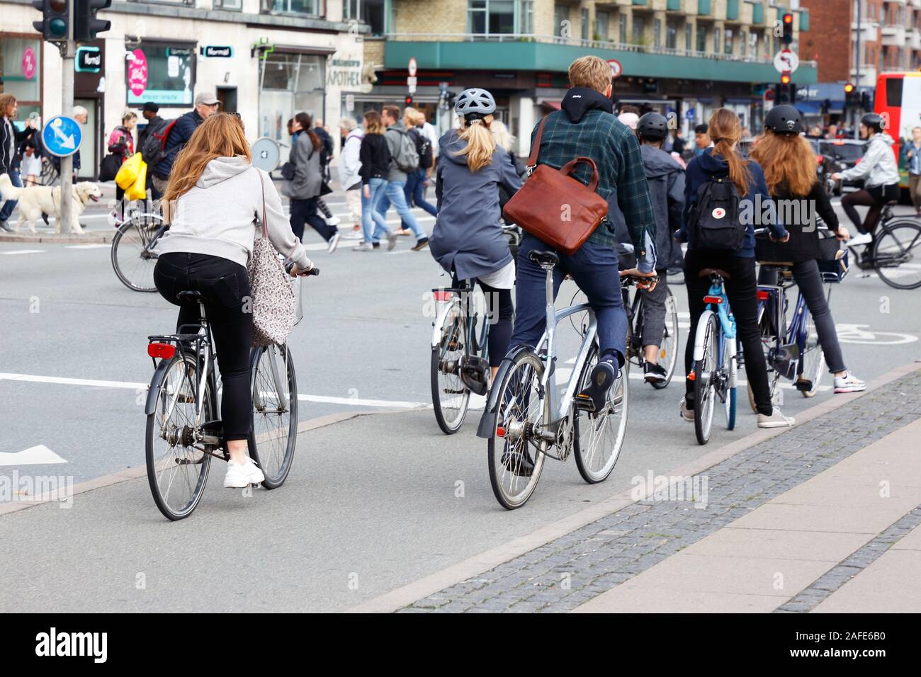 Kopenhagen, Dänemark - 4 September, 2019: Eine Gruppe von Fahrradfahrern hat stoppen für die Ampel. Stockfoto