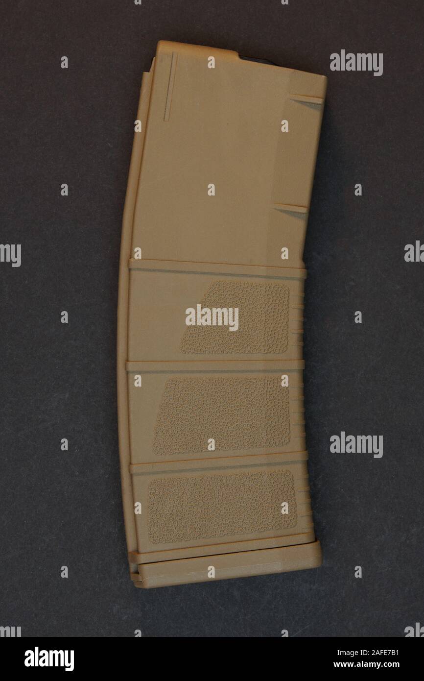 Braun 30 runde AR15 Magazine auf schwarzem Hintergrund isoliert. Stockfoto